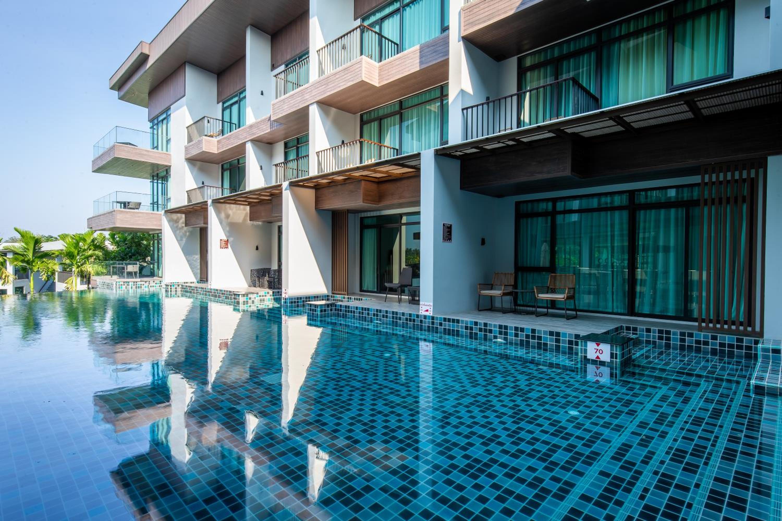Deluxe Twin Room with Pool Access - Photo 2