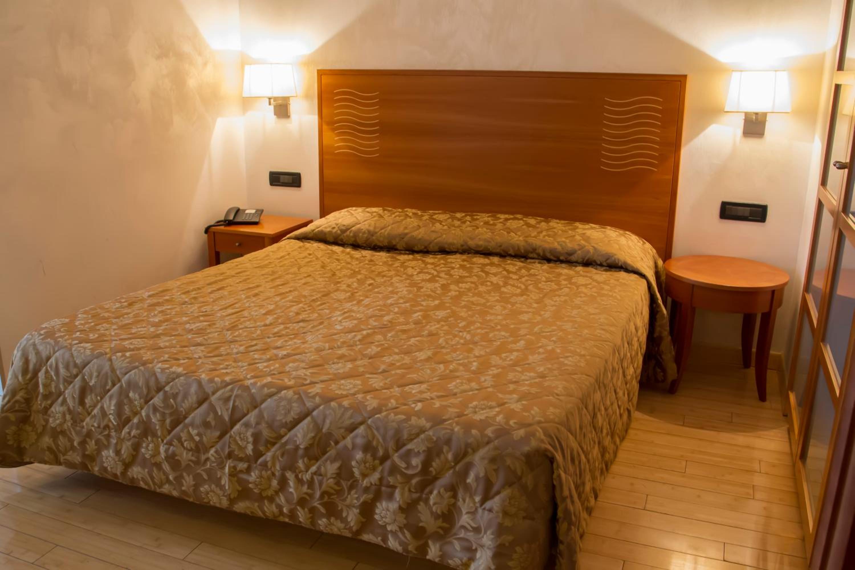 Double or Twin Room - Photo 8
