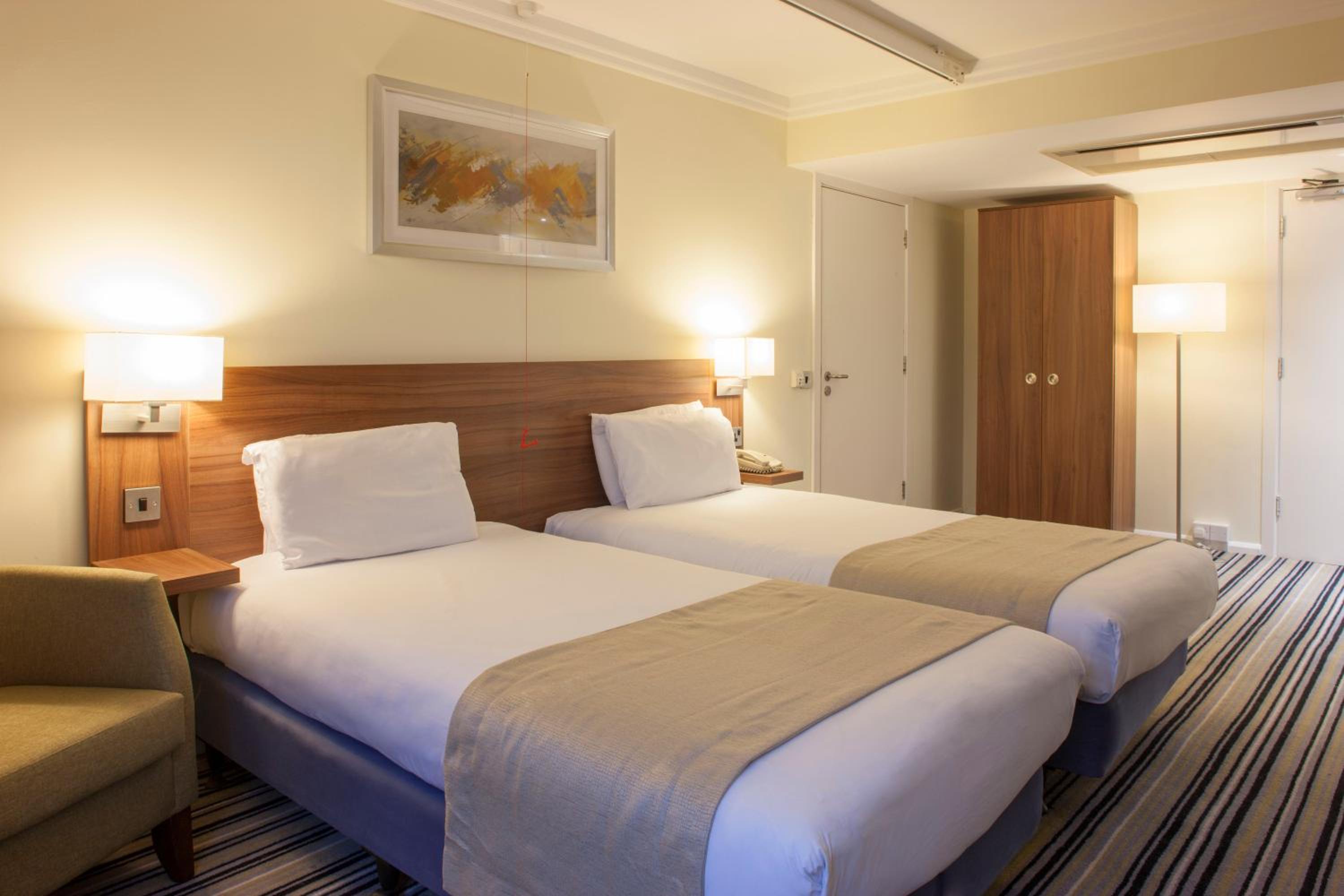 Standard Room with Two Single Beds - Accessible - Photo 1