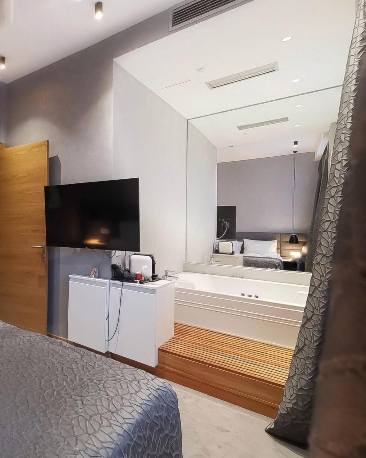 Jacuzzi Suite - Photo 6