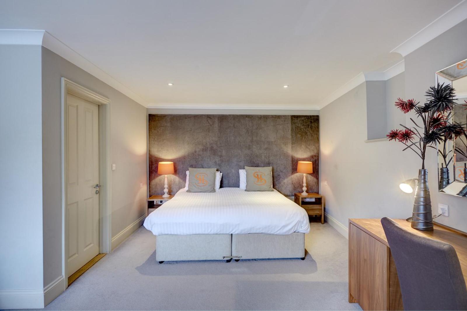 Deluxe King Room - Photo 2