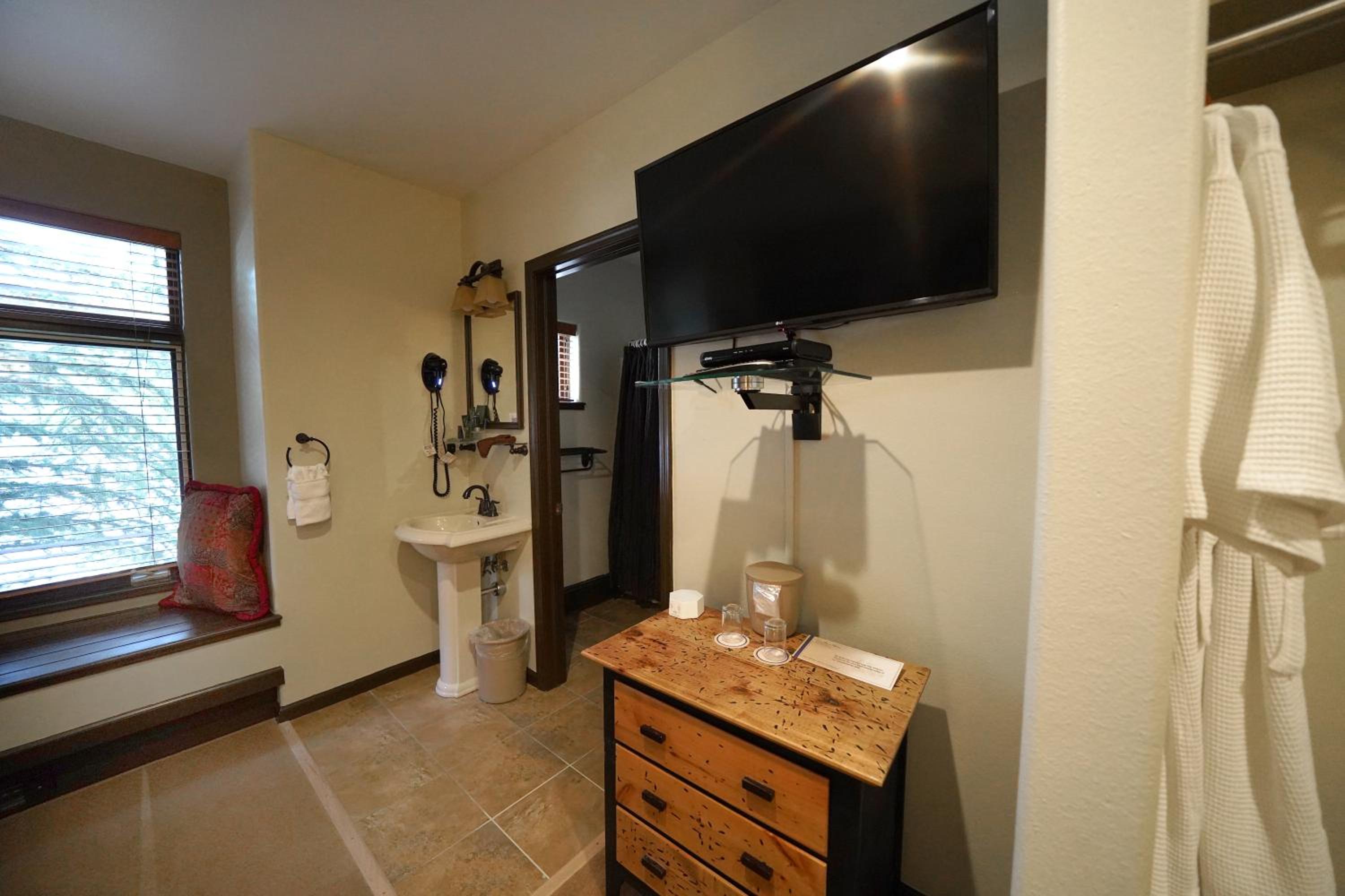 Two-Bedroom Queen Suite photo 3
