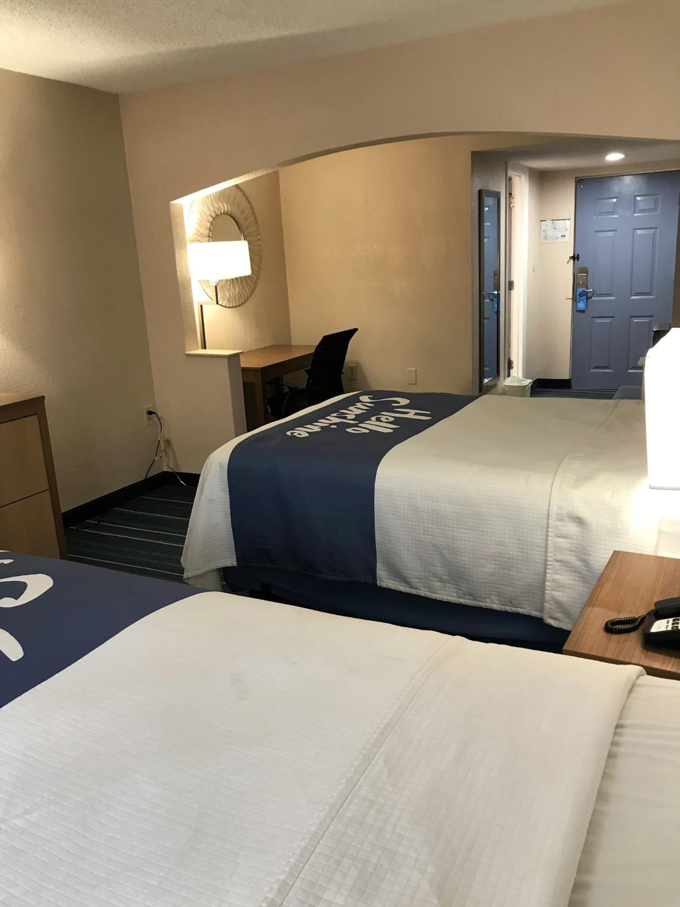 Double Room with Two Double Beds - Non-Smoking - Photo 4