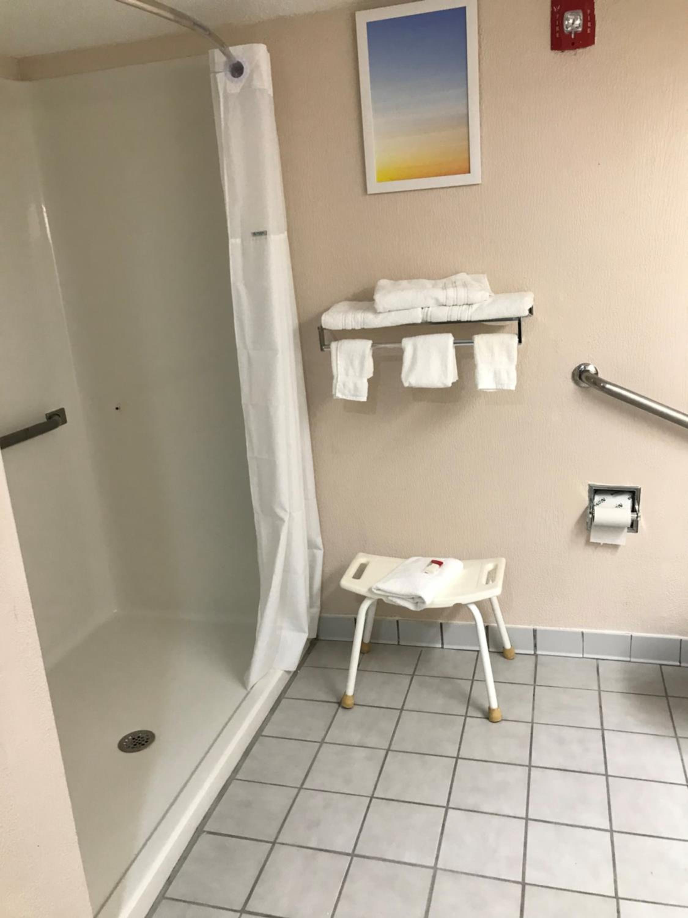 King Room - Disability Access/Non-Smoking - Photo 5