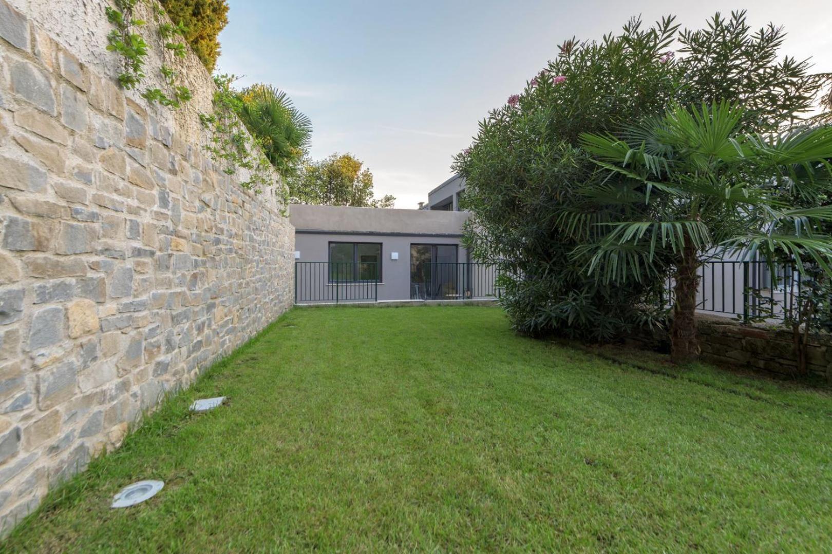 One-Bedroom Apartment with Garden - Photo 2
