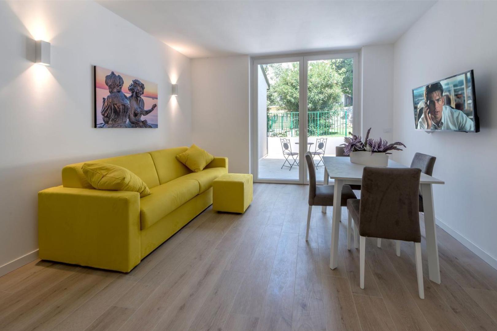One-Bedroom Apartment with Garden - Photo 9