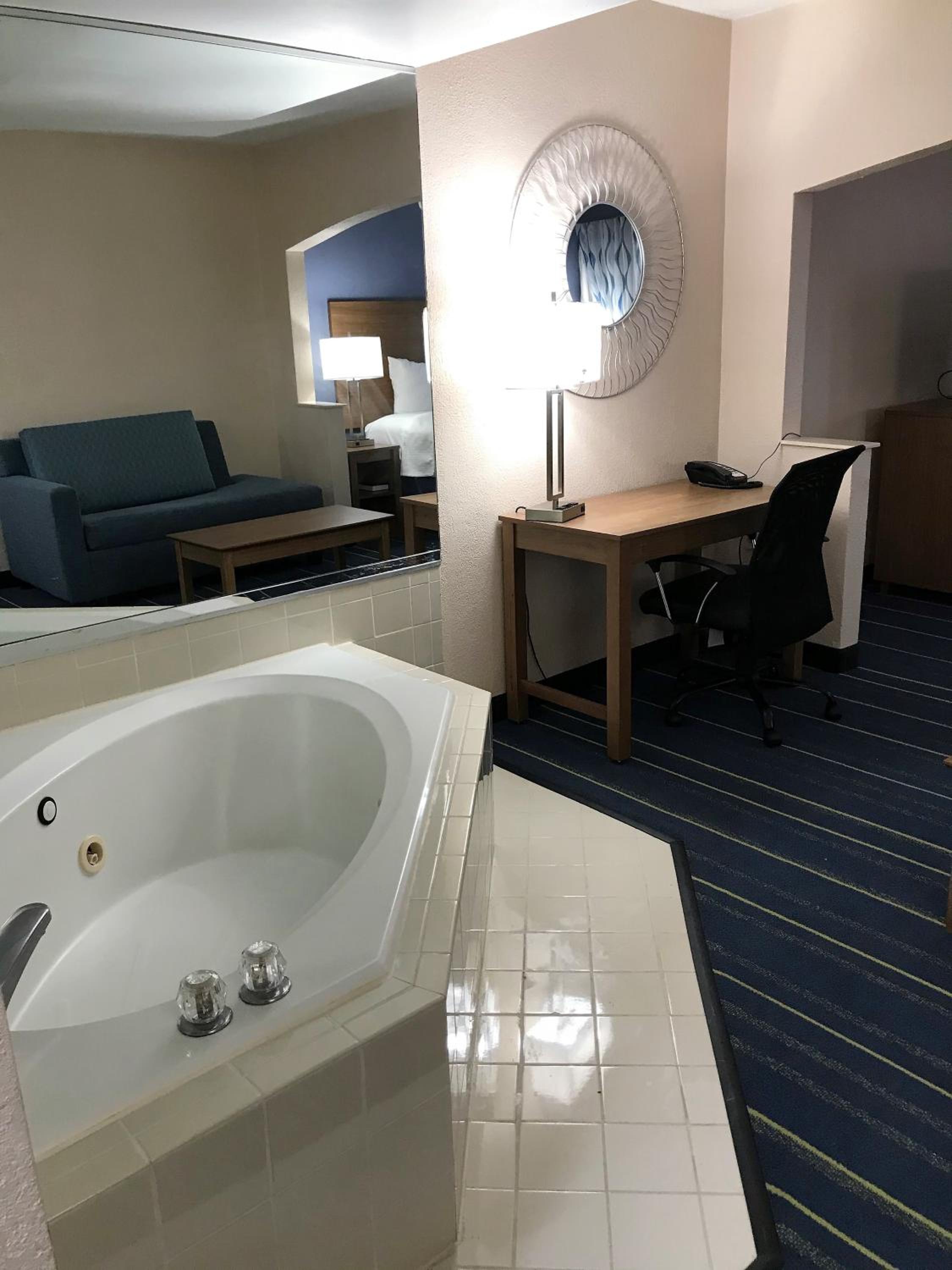 King Suite - Photo 2