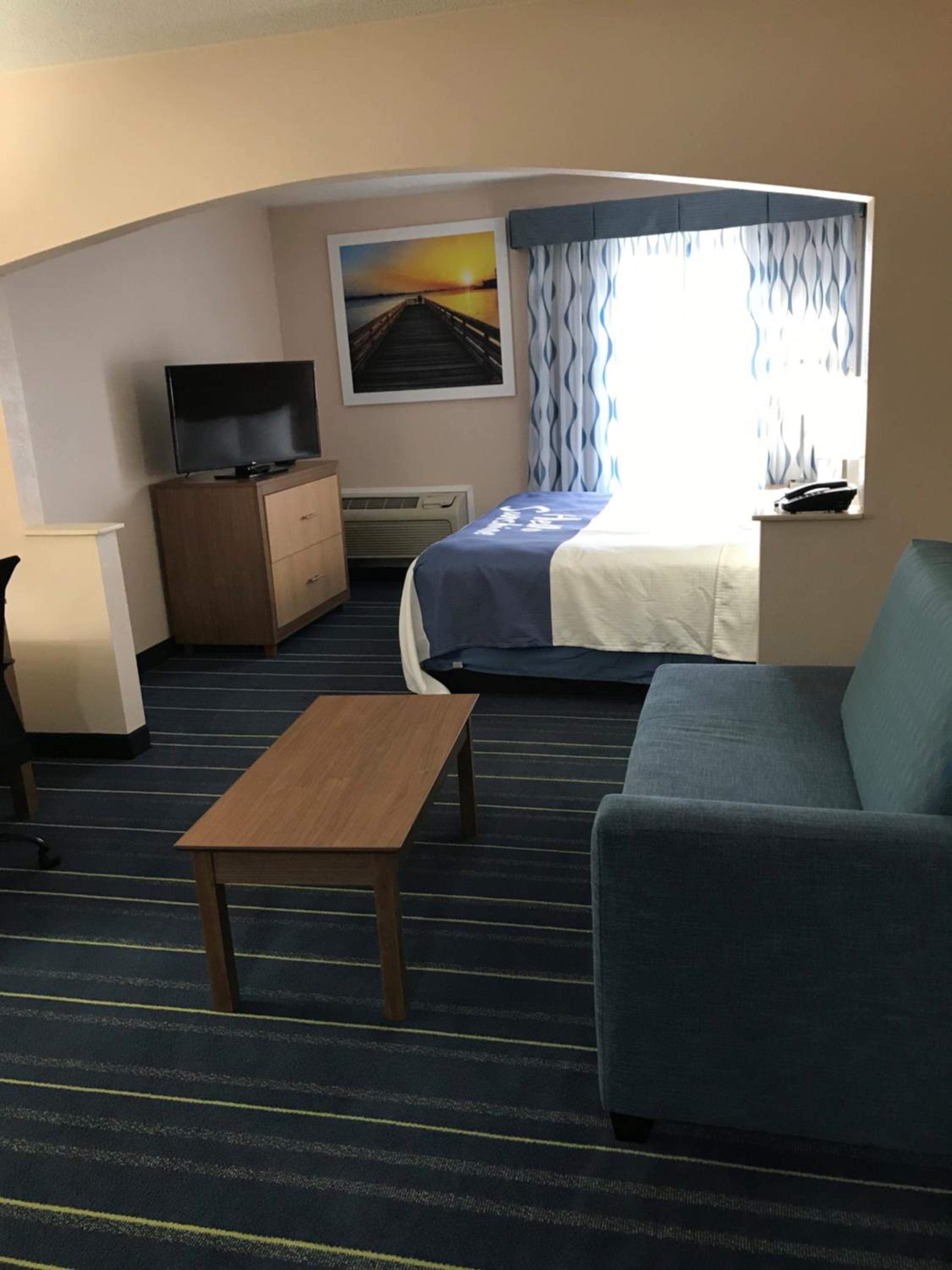 King Room - Non-Smoking - Photo 4