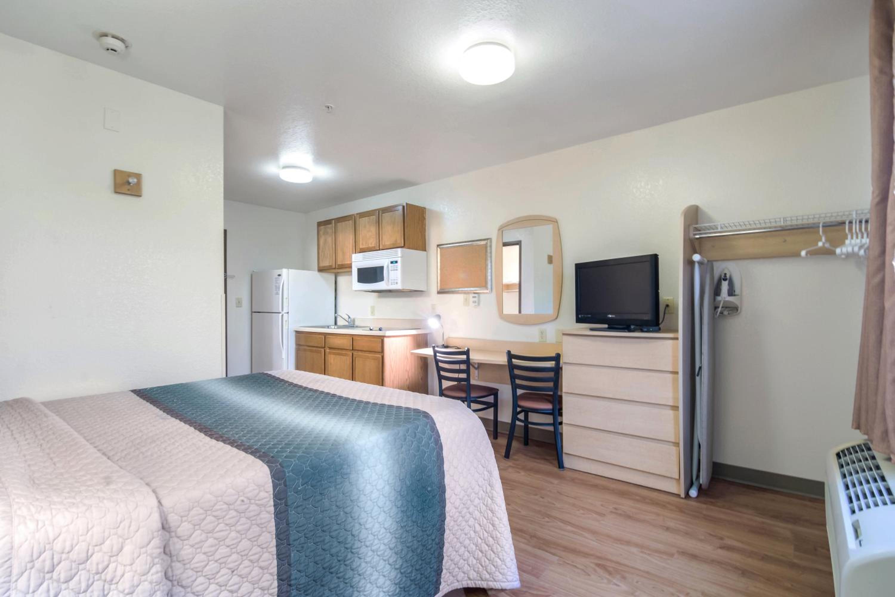 HomeTowne Studios & Suites by Red Roof Bentonville, Photo 6