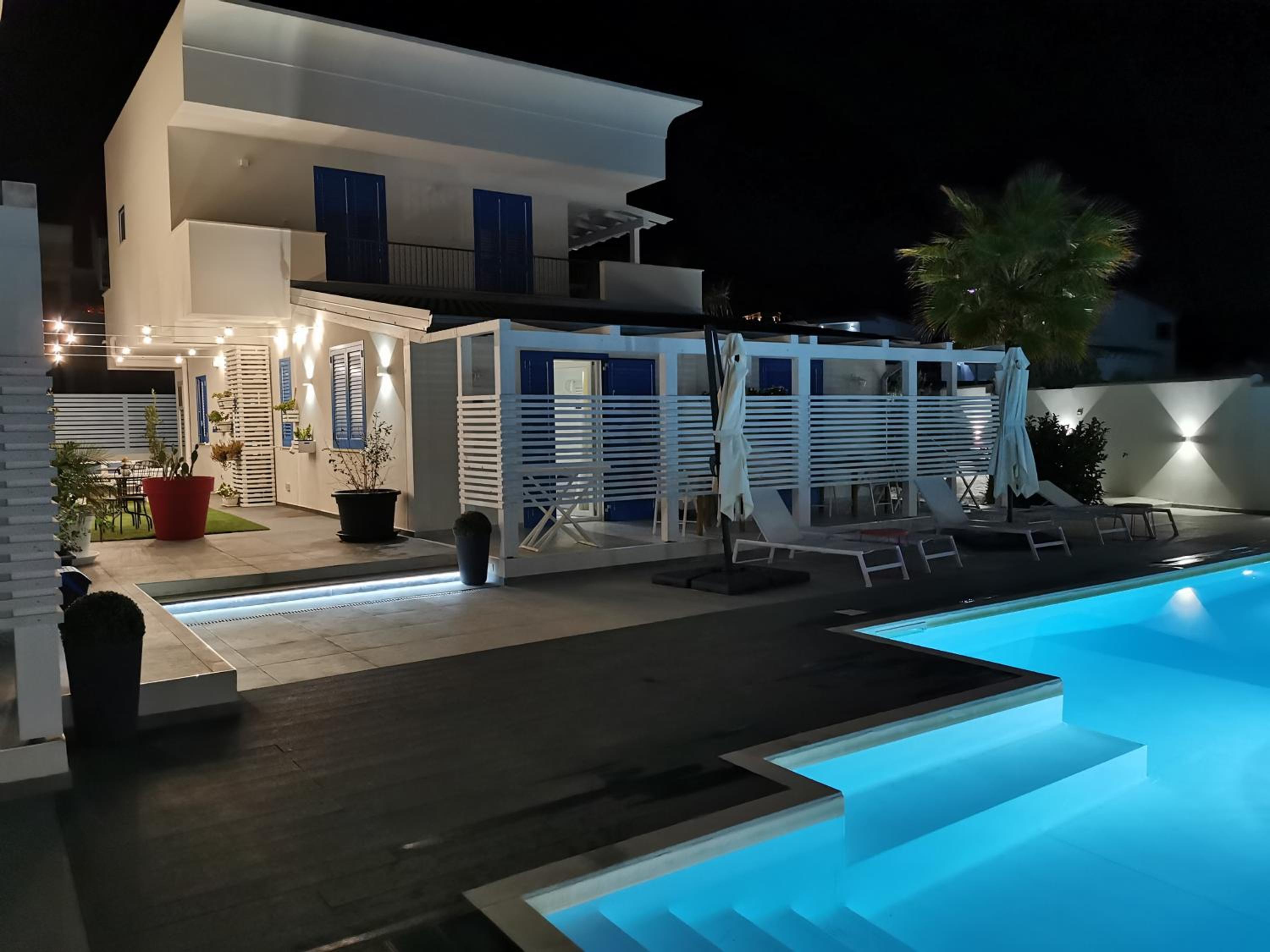 King Room with Pool View - Photo 12