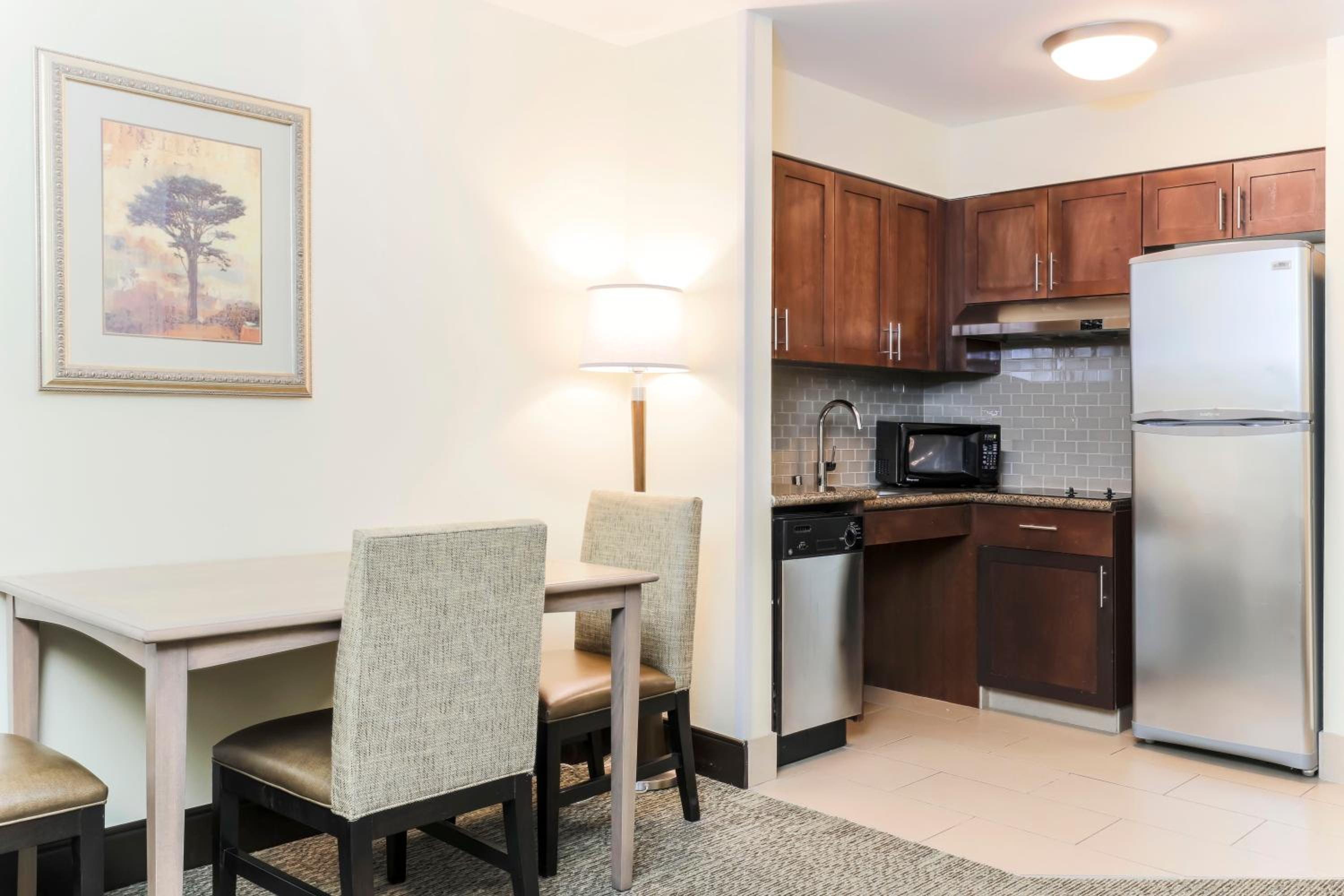 Two-Bedroom Suite with Bath Tub - Disability Access/Non-Smoking - Photo 4