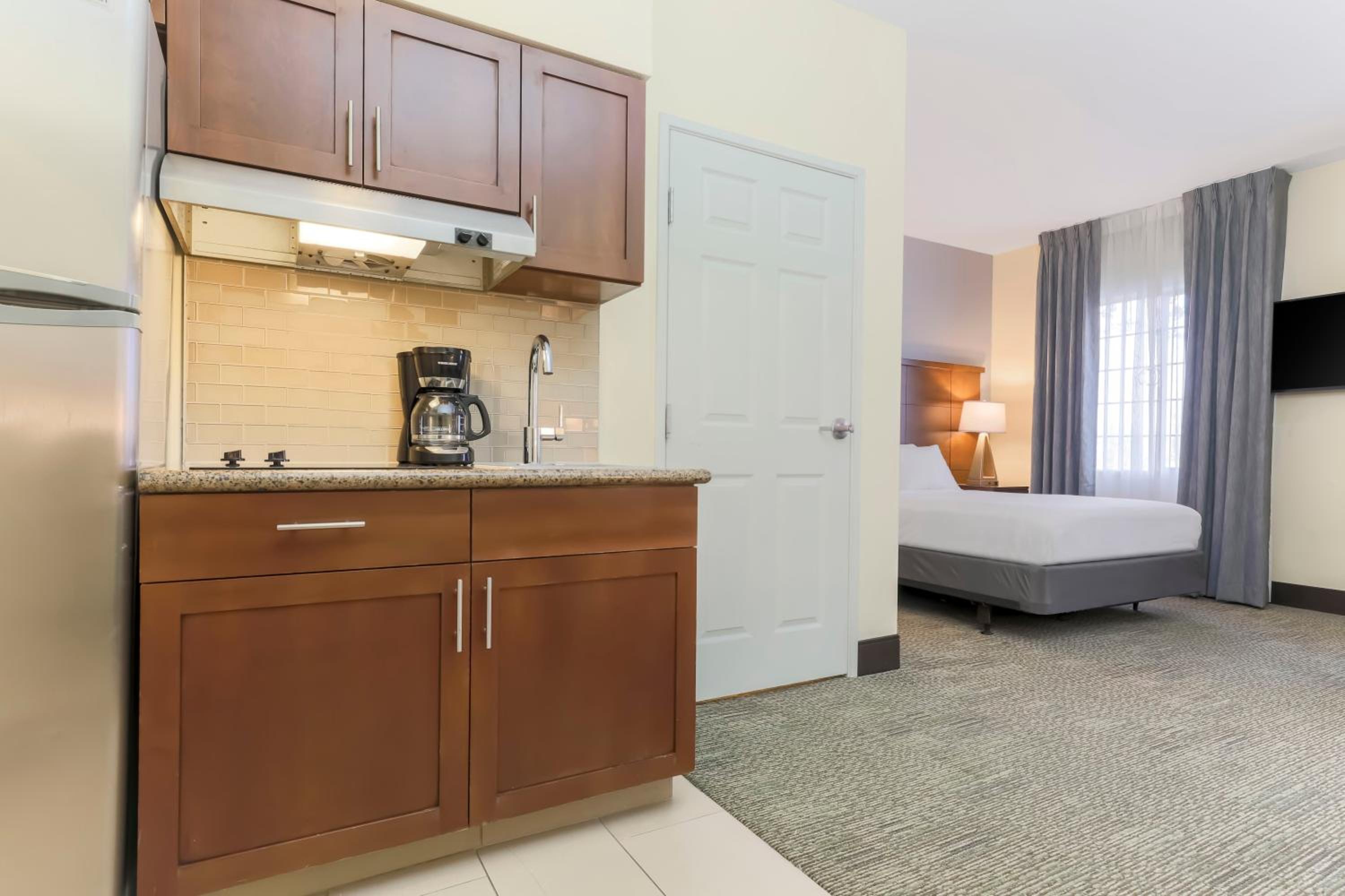 Queen Studio Suite with Tub - Disability Access/Non-Smoking - Photo 5