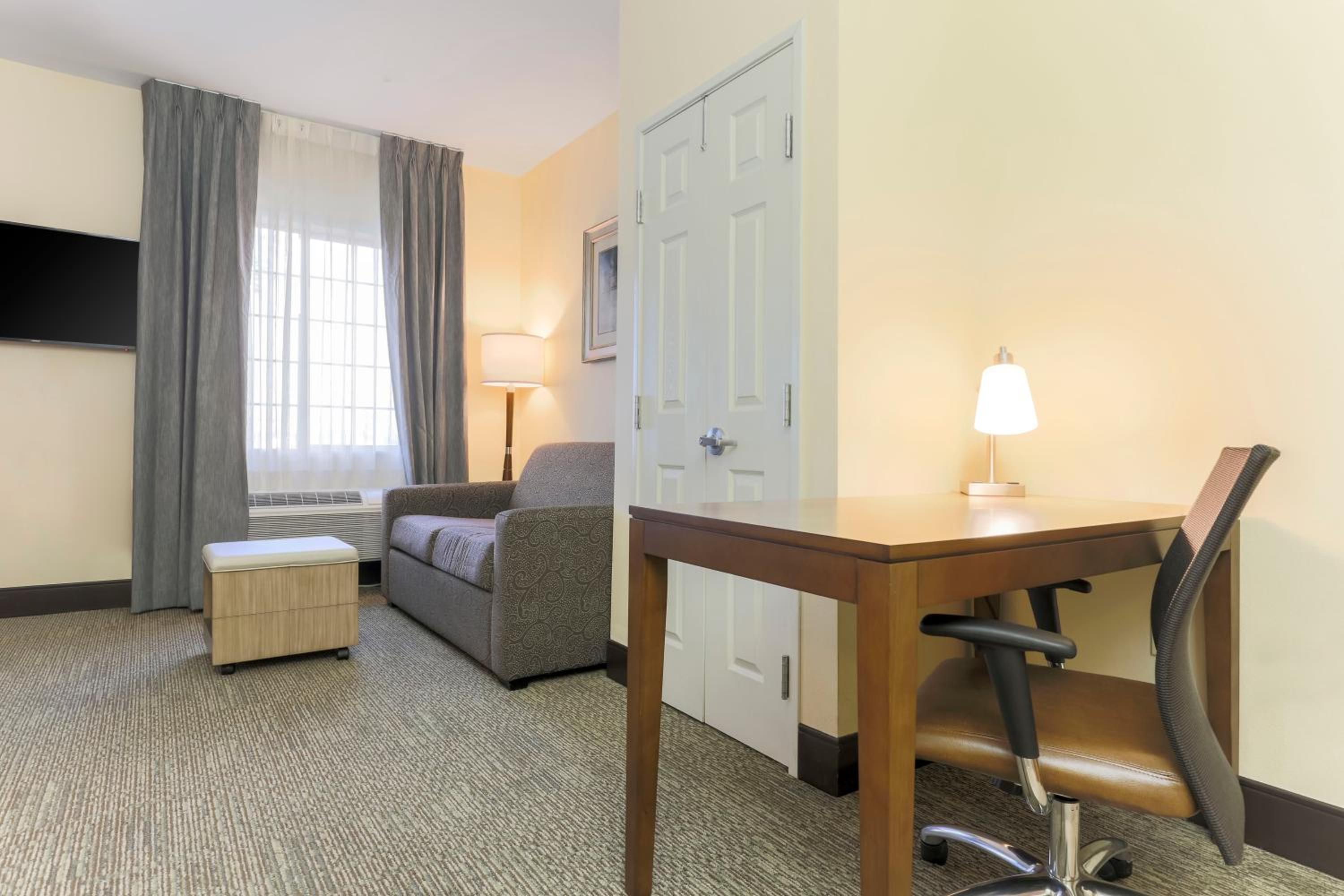Queen Studio Suite with Tub - Disability Access/Non-Smoking - Photo 2