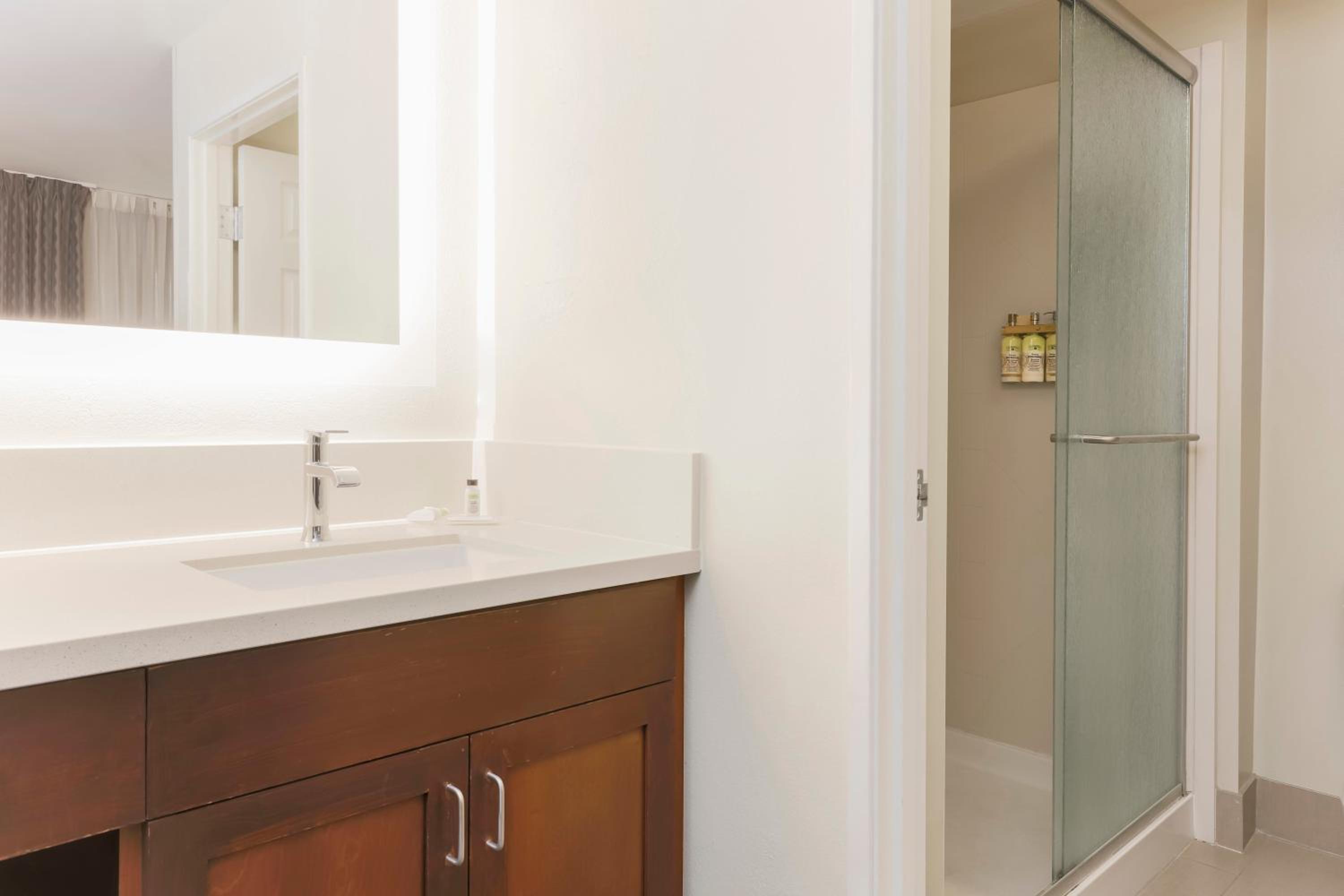 Two-Bedroom Suite with Bath Tub - Disability Access/Non-Smoking - Photo 6