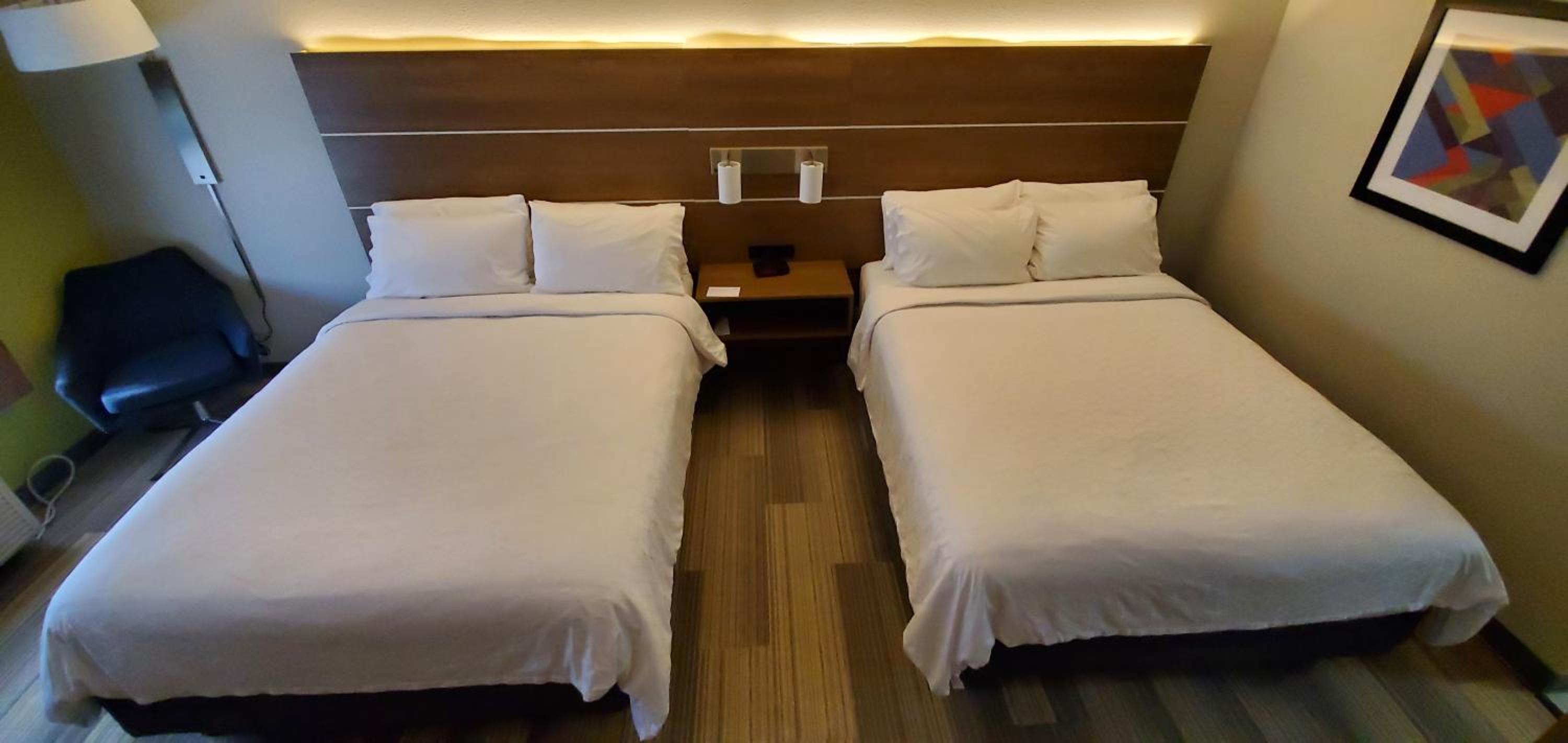Standard Room with Two Queen Beds photo 2