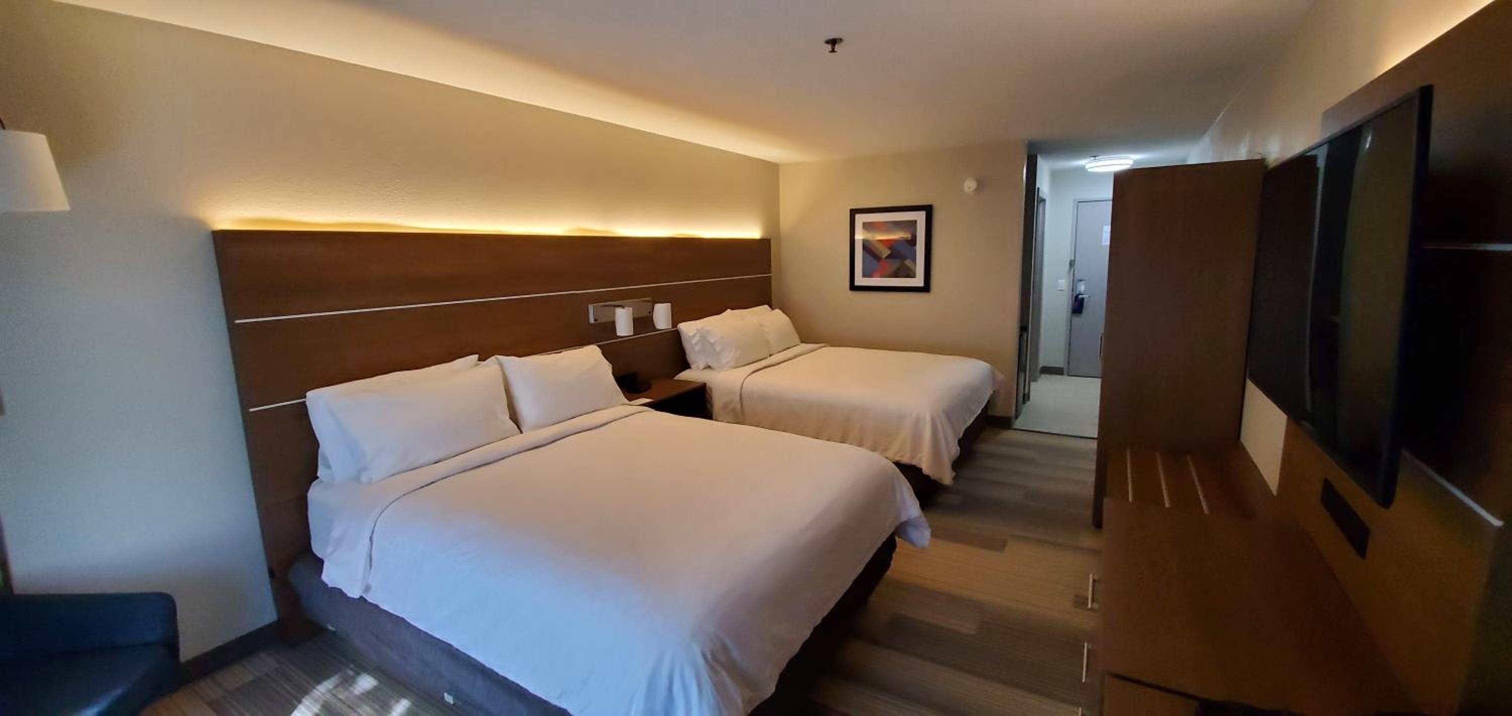 Standard Room with Two Queen Beds photo 3