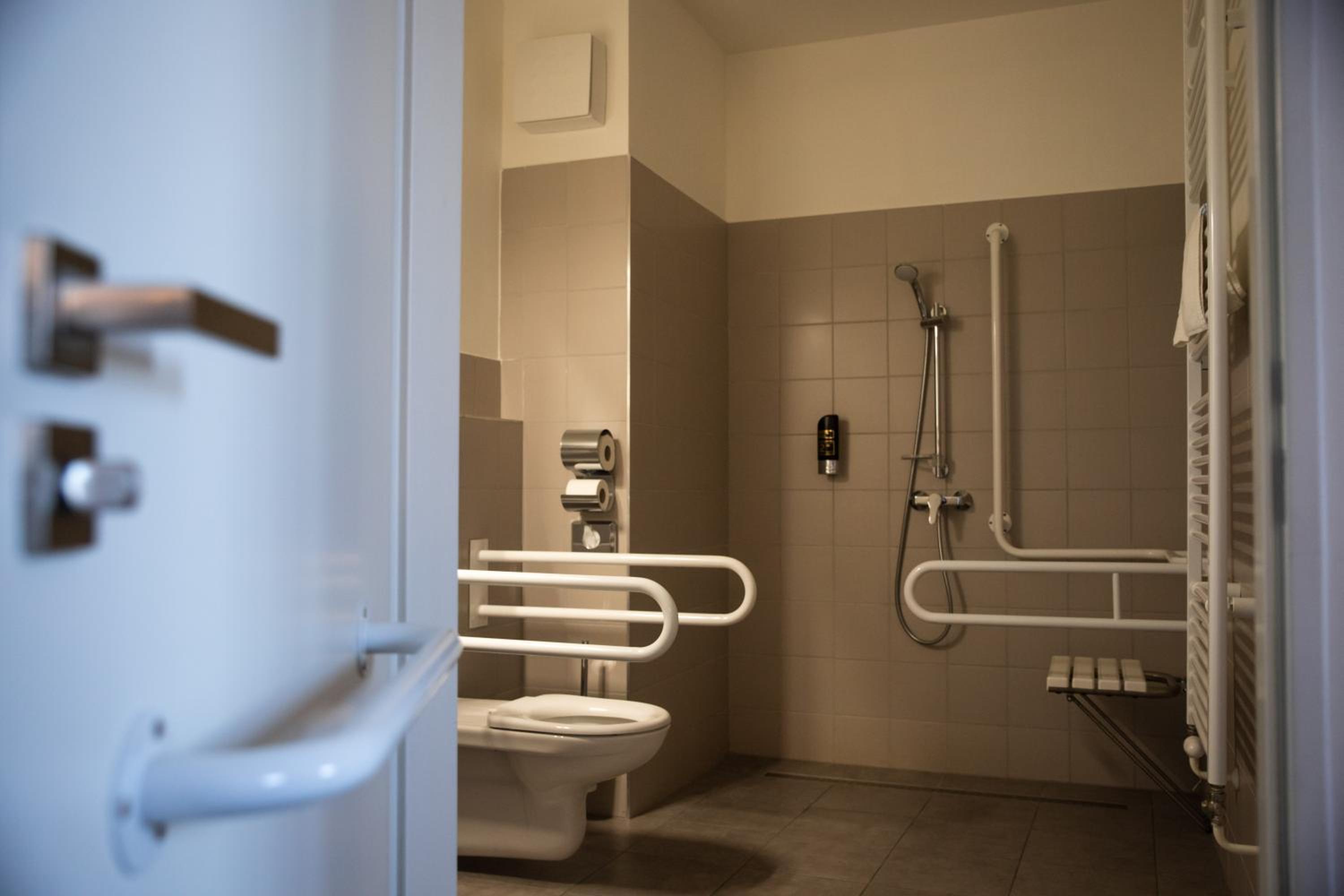Quadruple Room - Disability Access - Photo 3