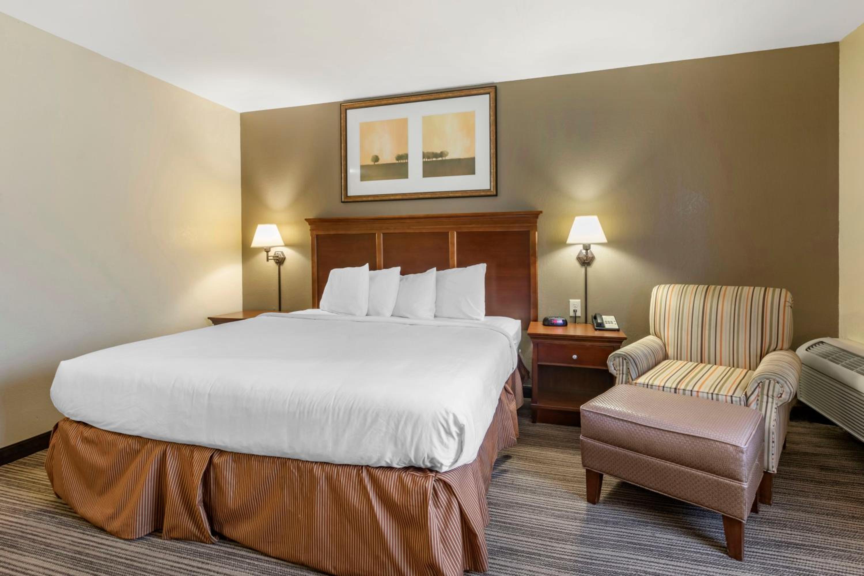 King Room - Non-Smoking - Photo 2