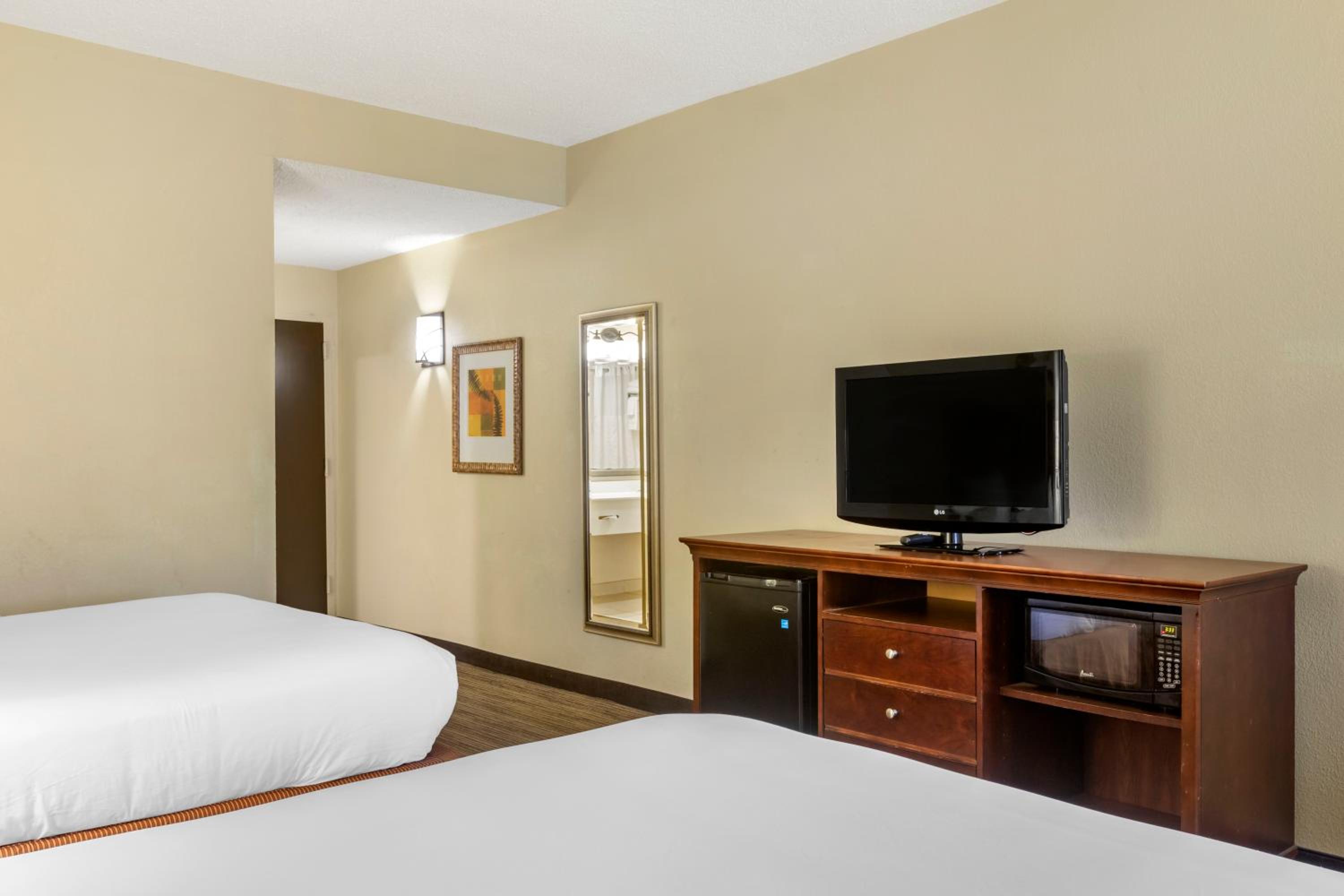 Queen Room with Two Queen Beds - Non-Smoking - Photo 2