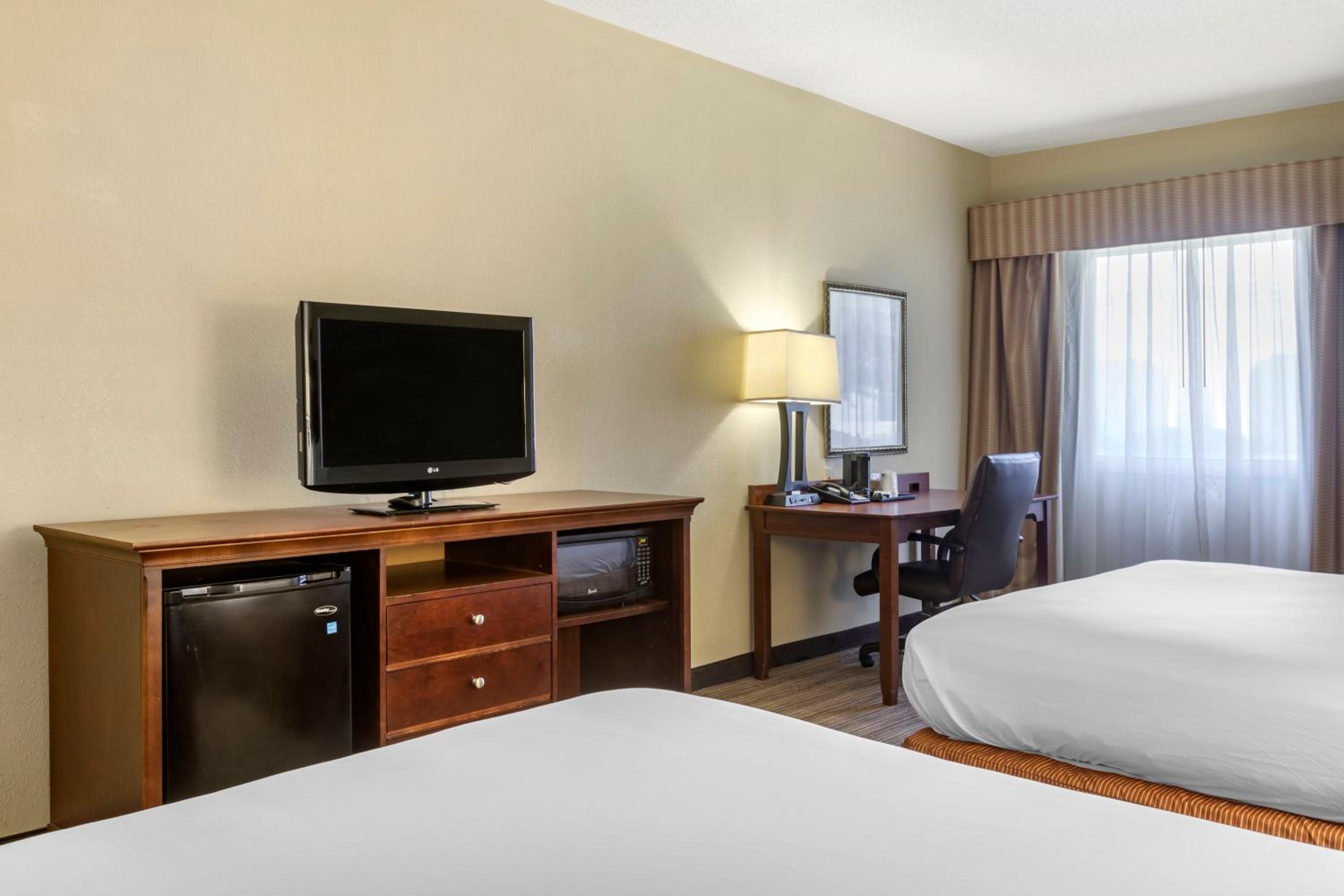 Queen Room with Two Queen Beds - Non-Smoking - Photo 3