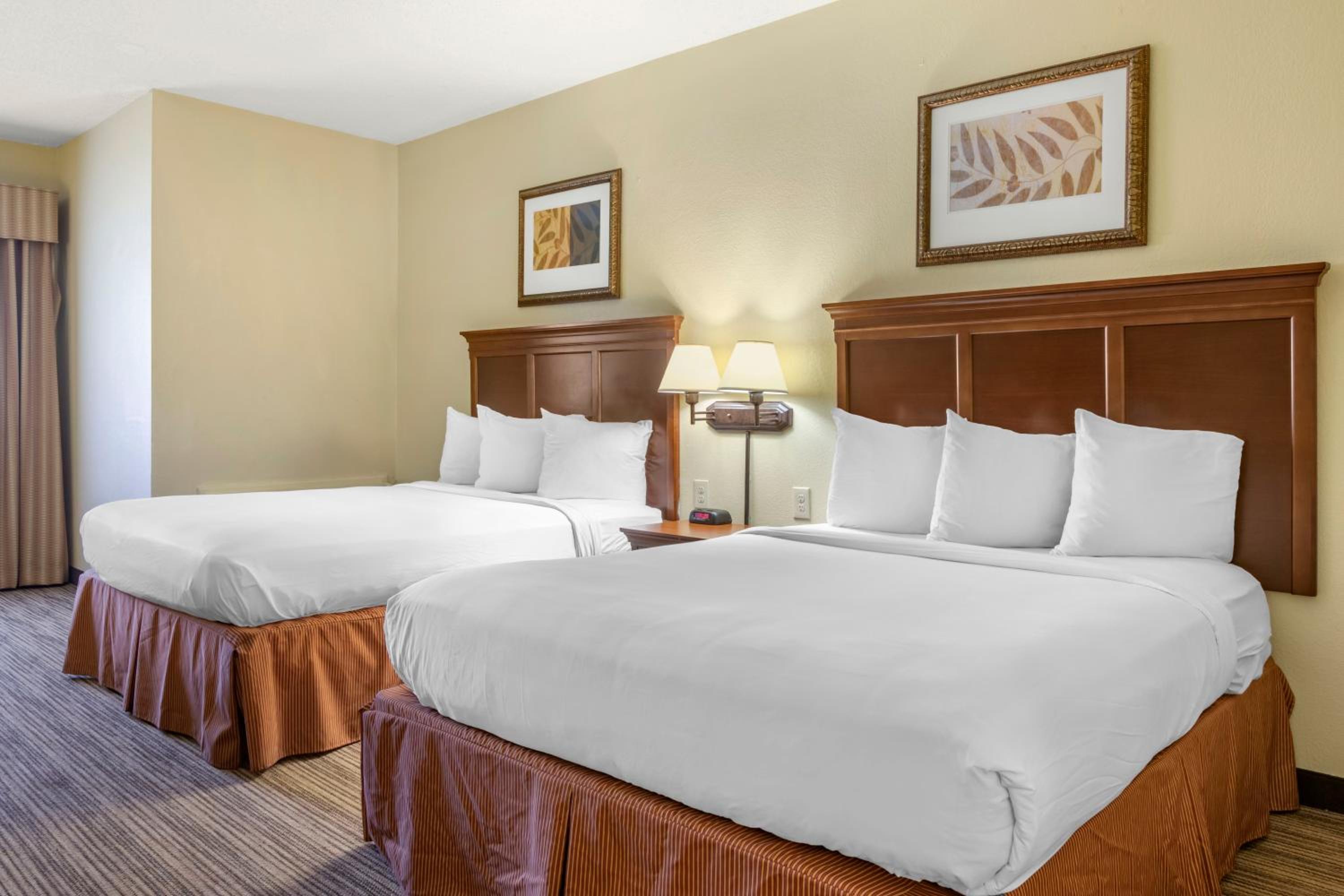 Queen Room with Two Queen Beds - Non-Smoking - Photo 1