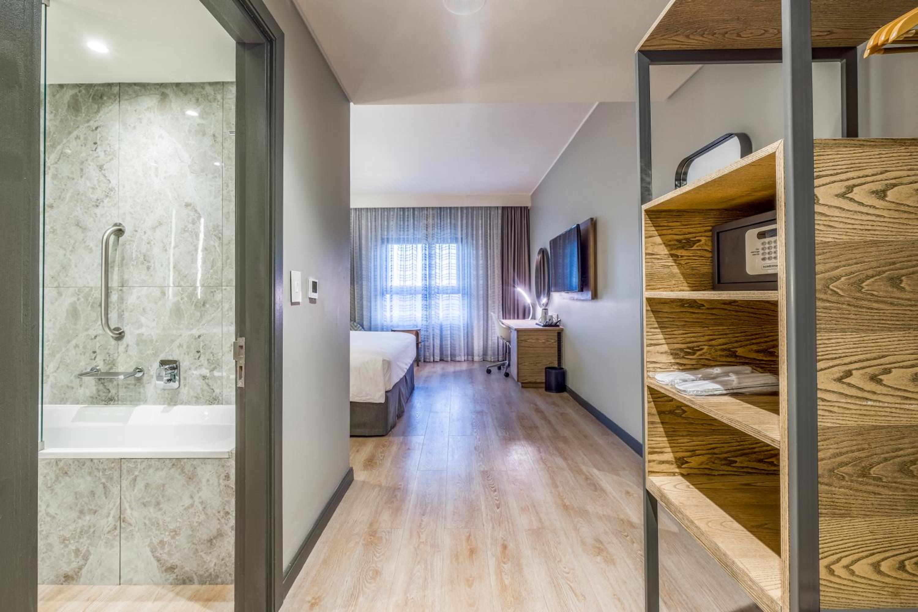 Executive Room thumbnail 5
