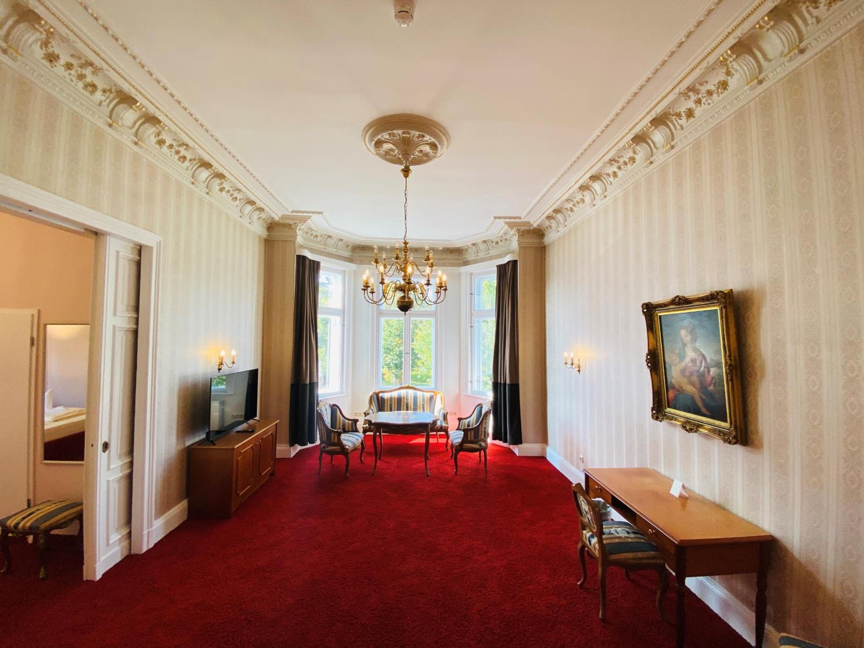 Deluxe Junior Suite - Photo 2