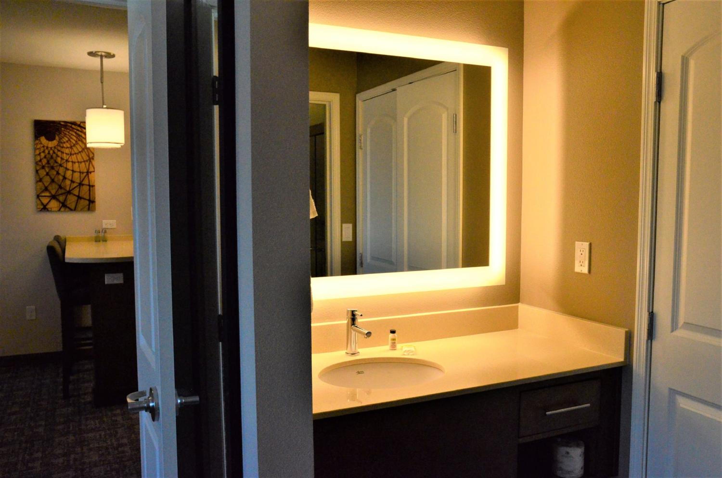 One-Bedroom King Suite - Photo 5