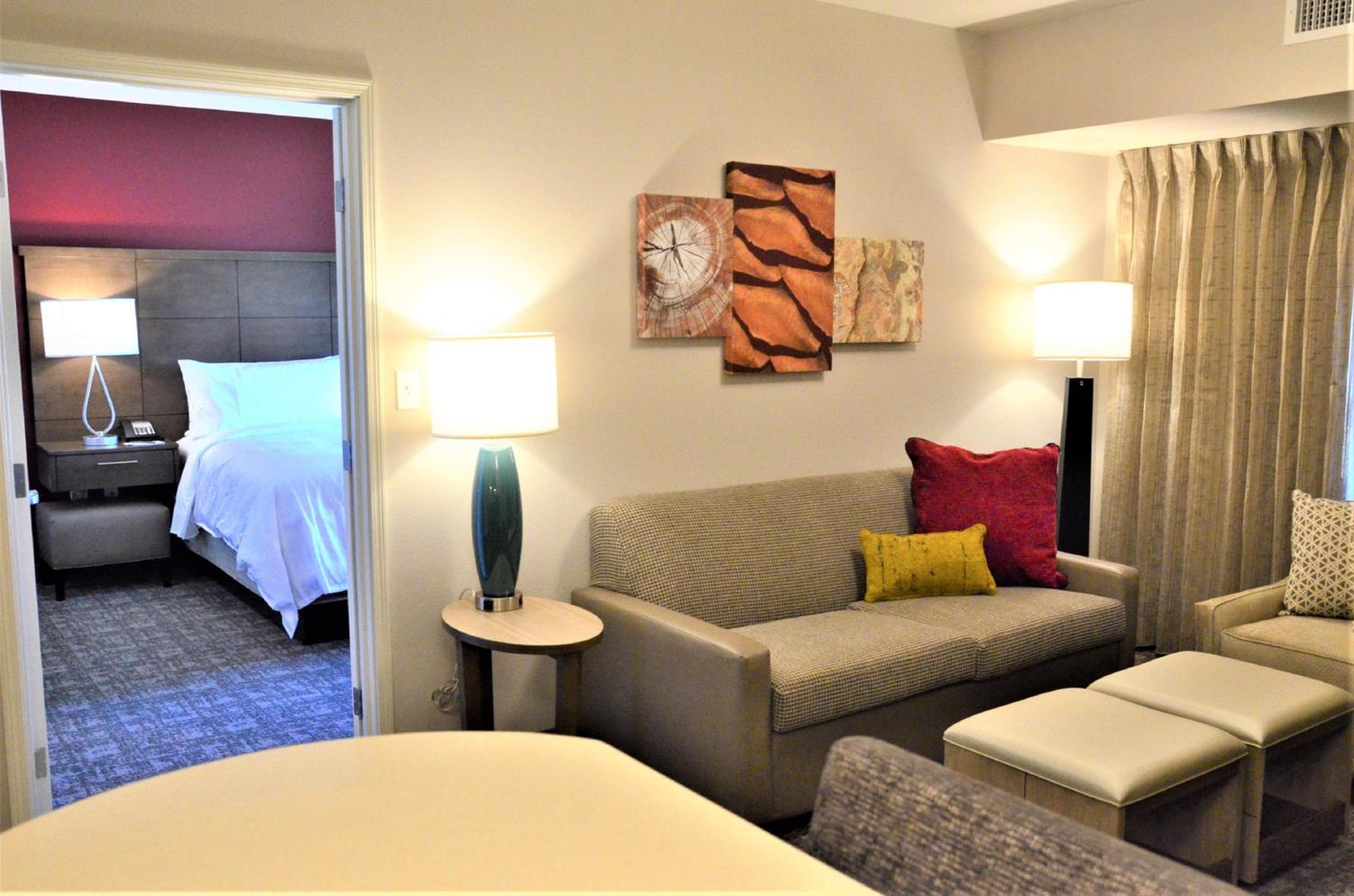 Two Bedroom Suite with One Queen Bed and Two Double Beds - Non-Smoking - Photo 8