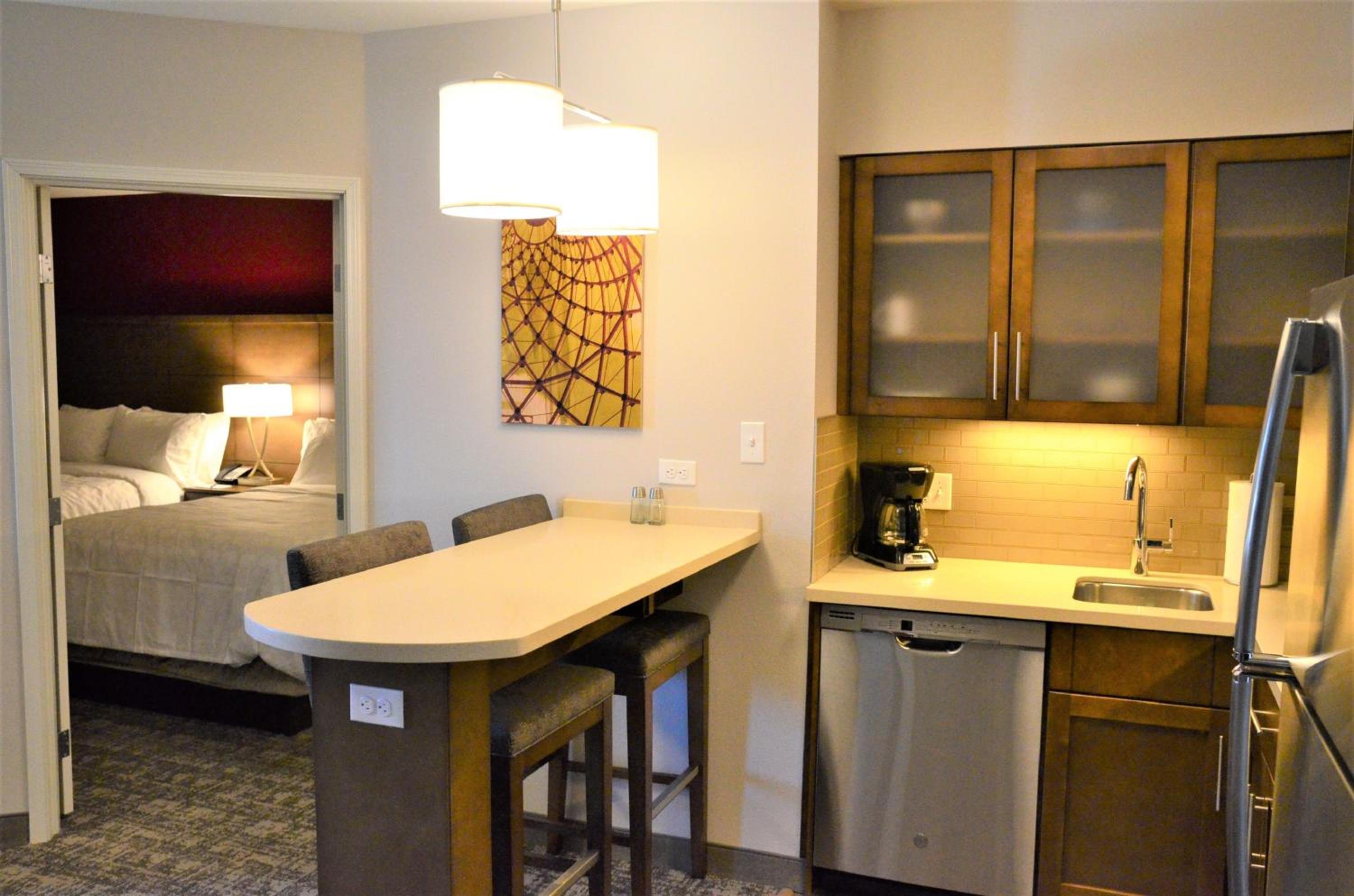 One-Bedroom Queen Suite - Photo 3