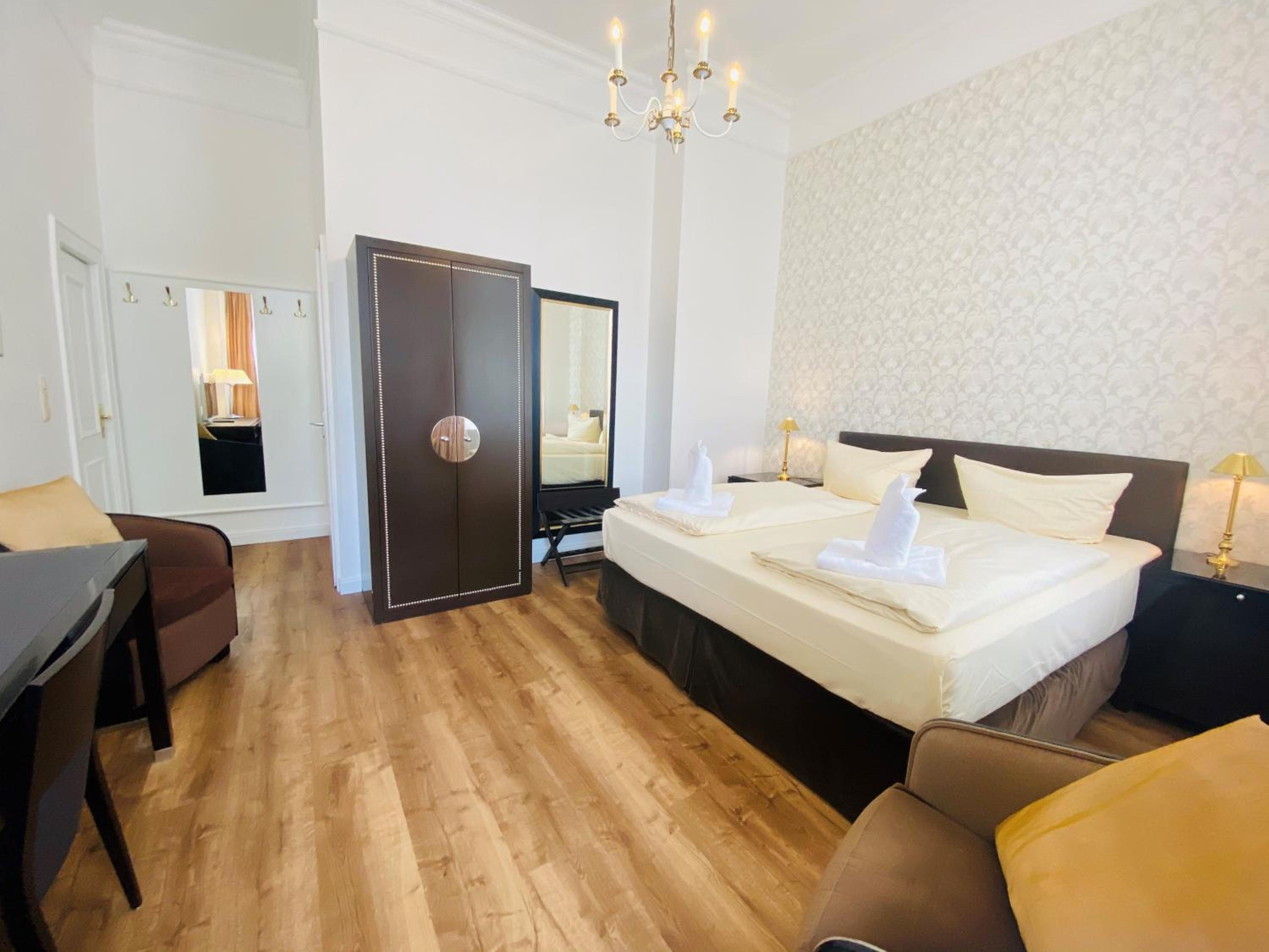 Standard Double Room - Photo 15