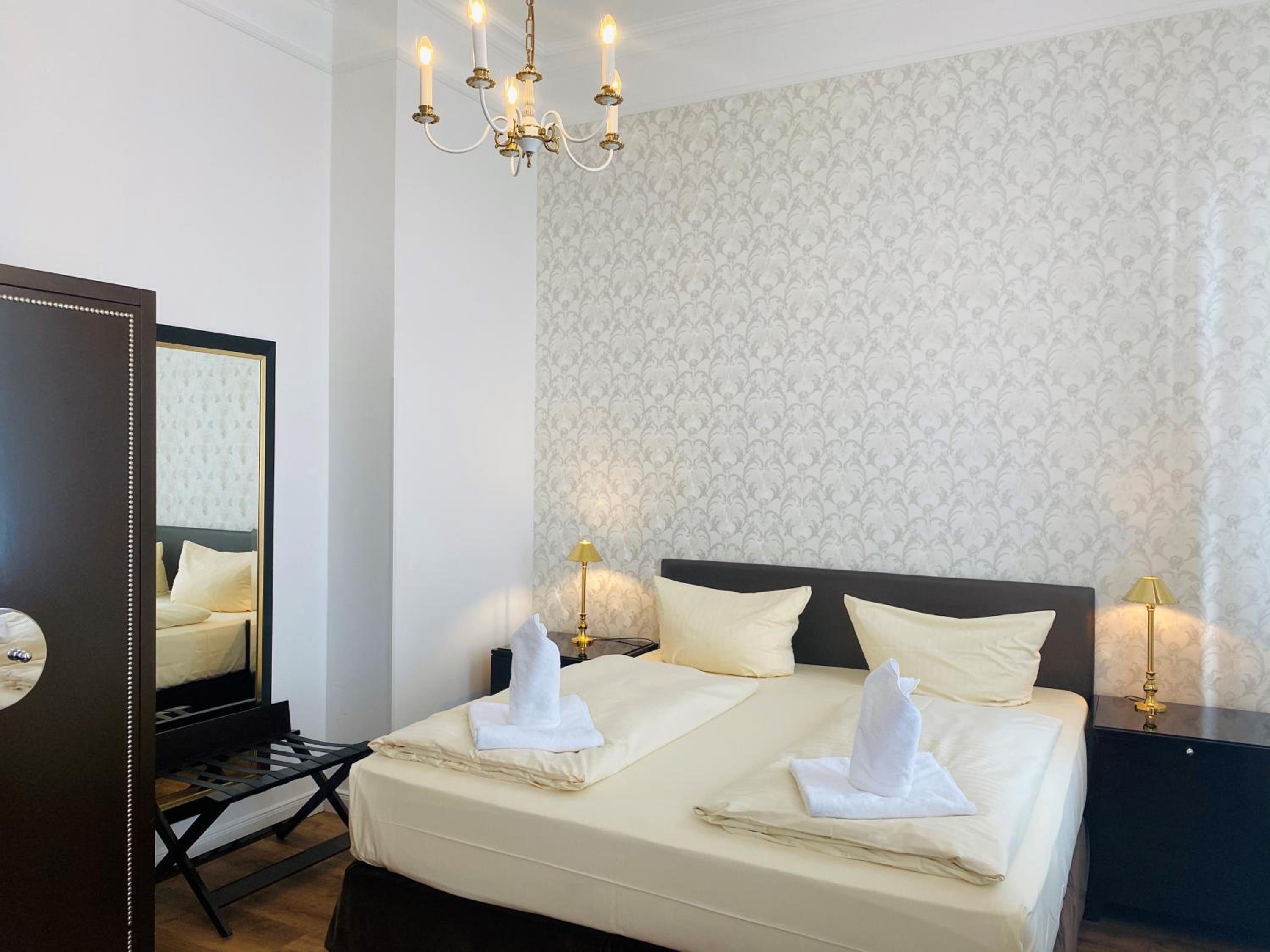 Standard Double Room - Photo 13