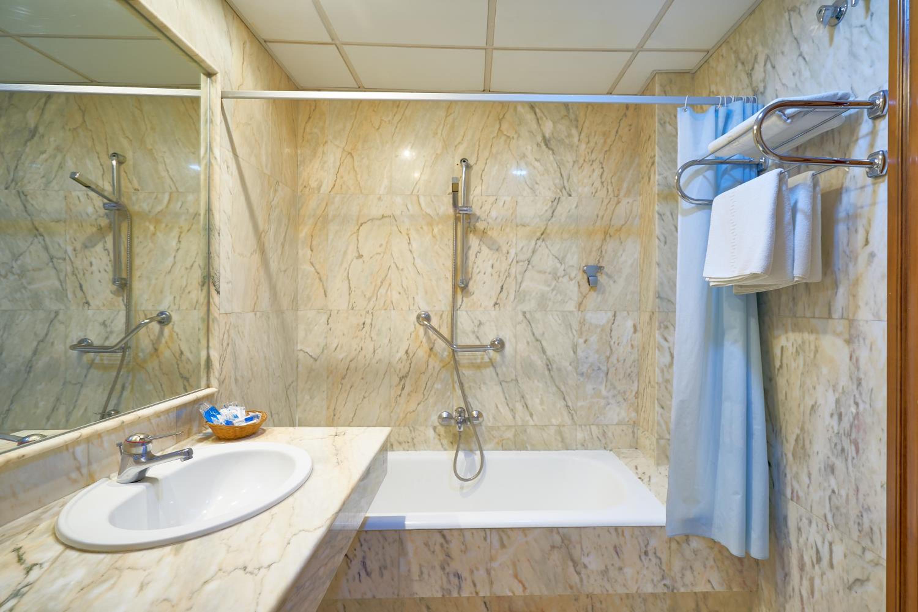 Double Room with One Double Bed, 2 Adults Occupancy and Extra Bed (Non Smoking) photo 3