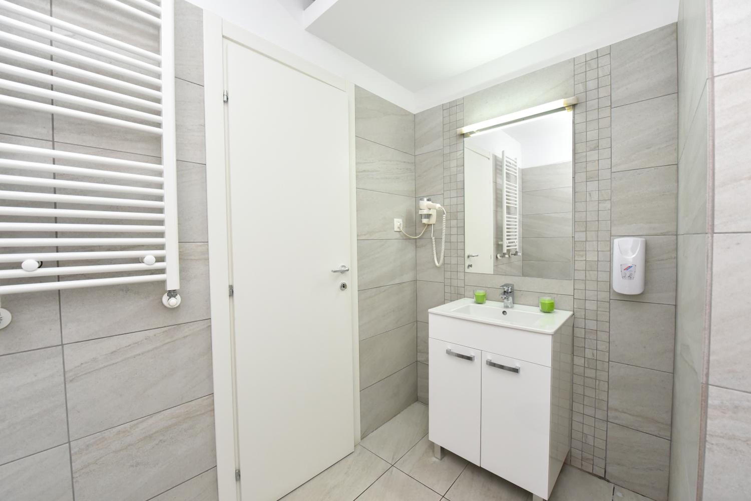 Apartment with Terrace - Photo 14