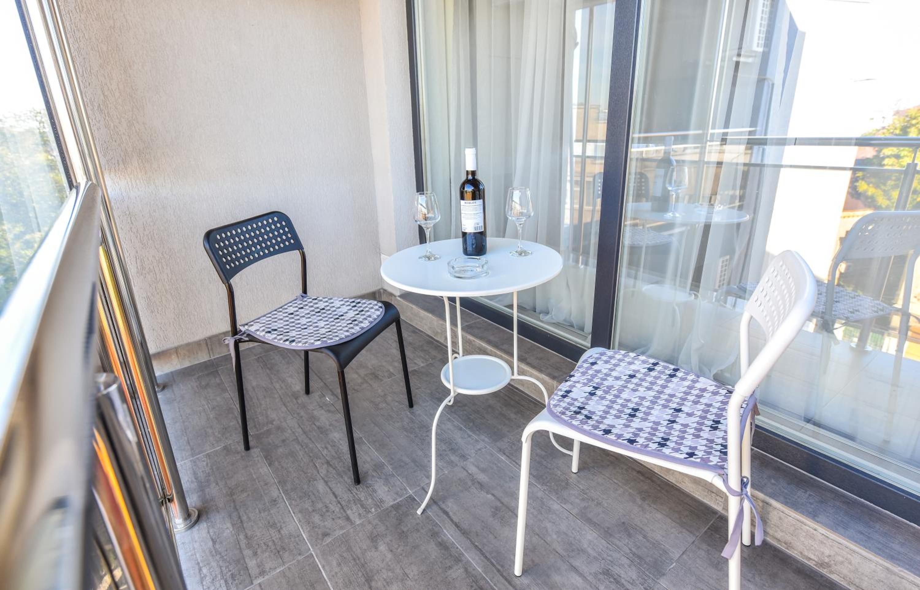 Apartment with Balcony - Photo 25