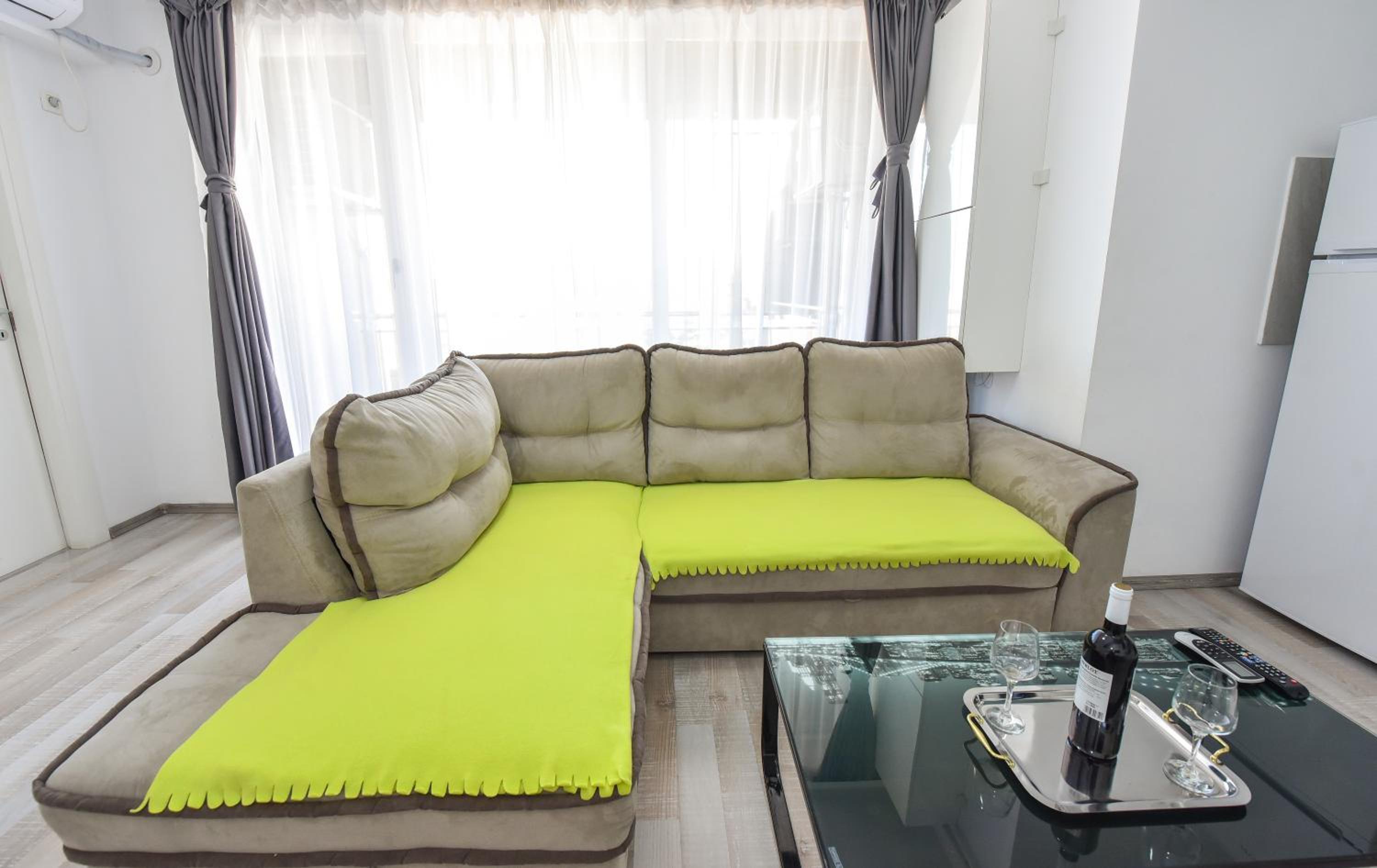 Apartment with Balcony - Photo 4