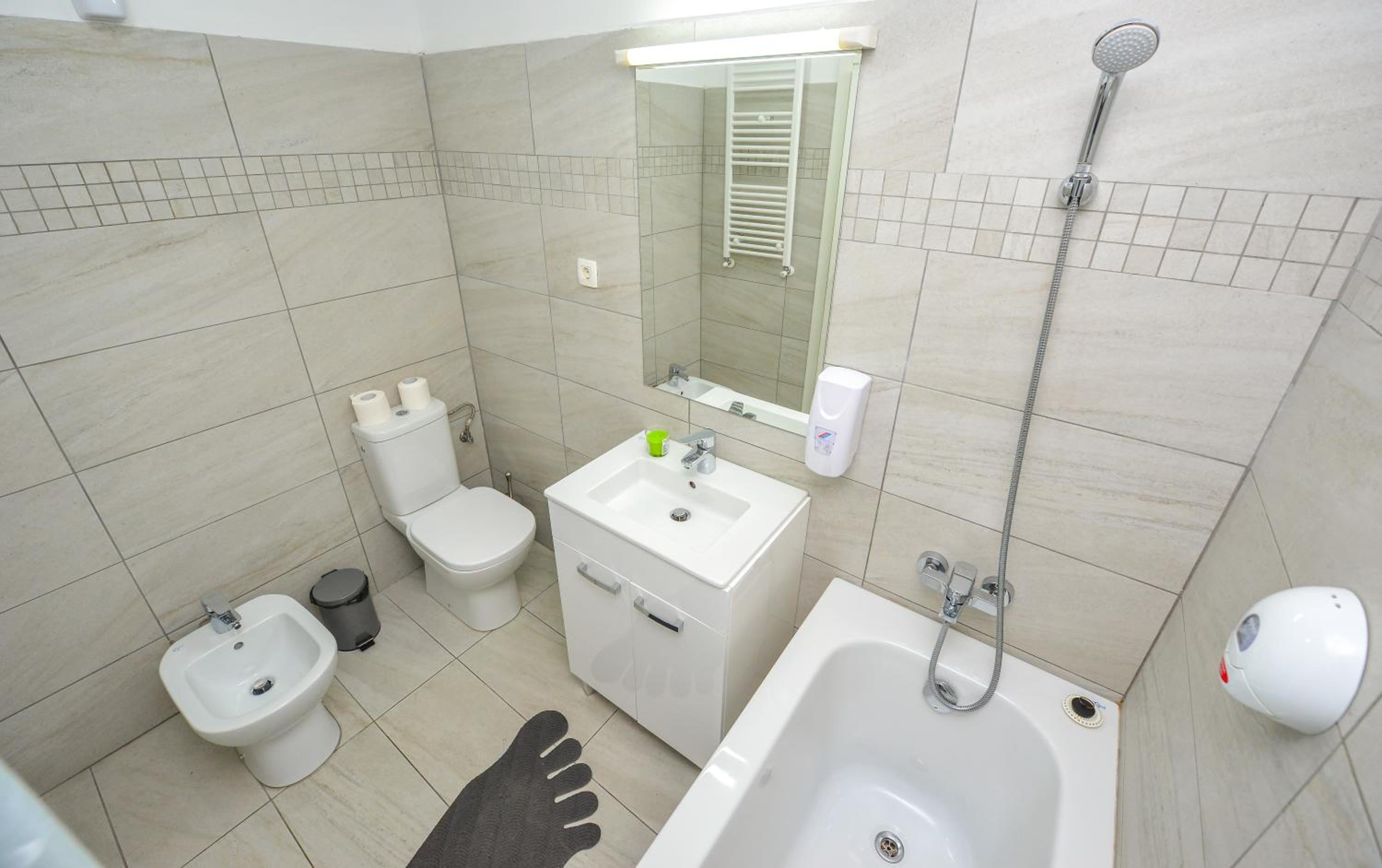 Apartment with Balcony - Photo 24