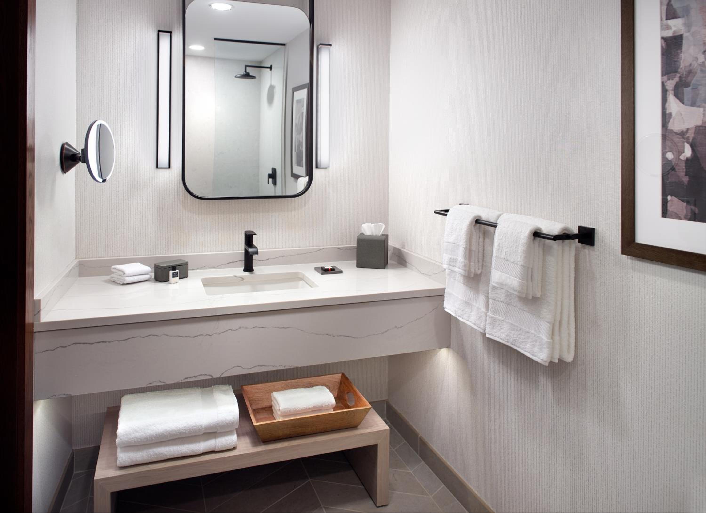 Deluxe King Room - Photo 4