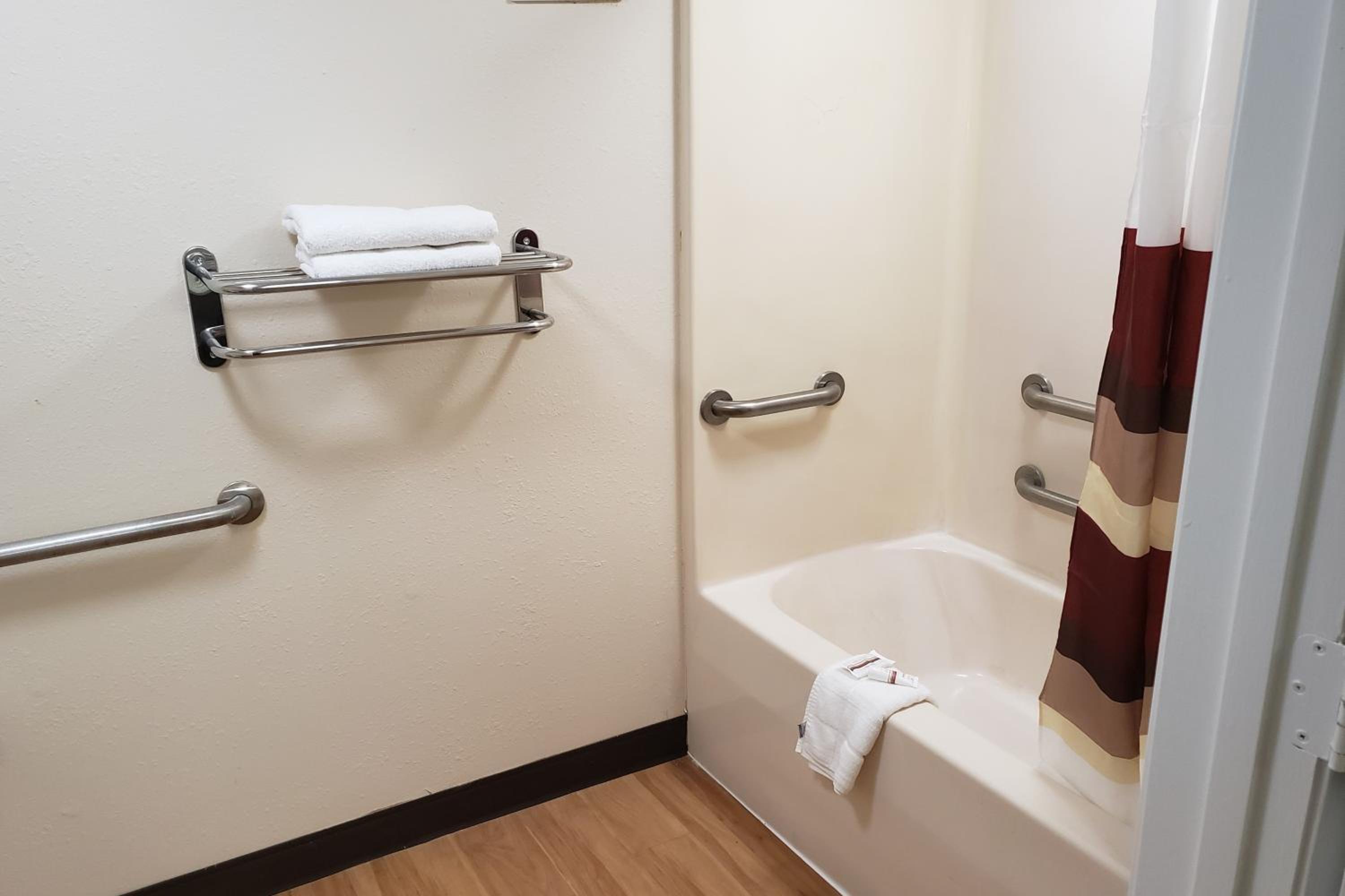  Superior King Room Disability Access Non-Smoking  - Photo 4