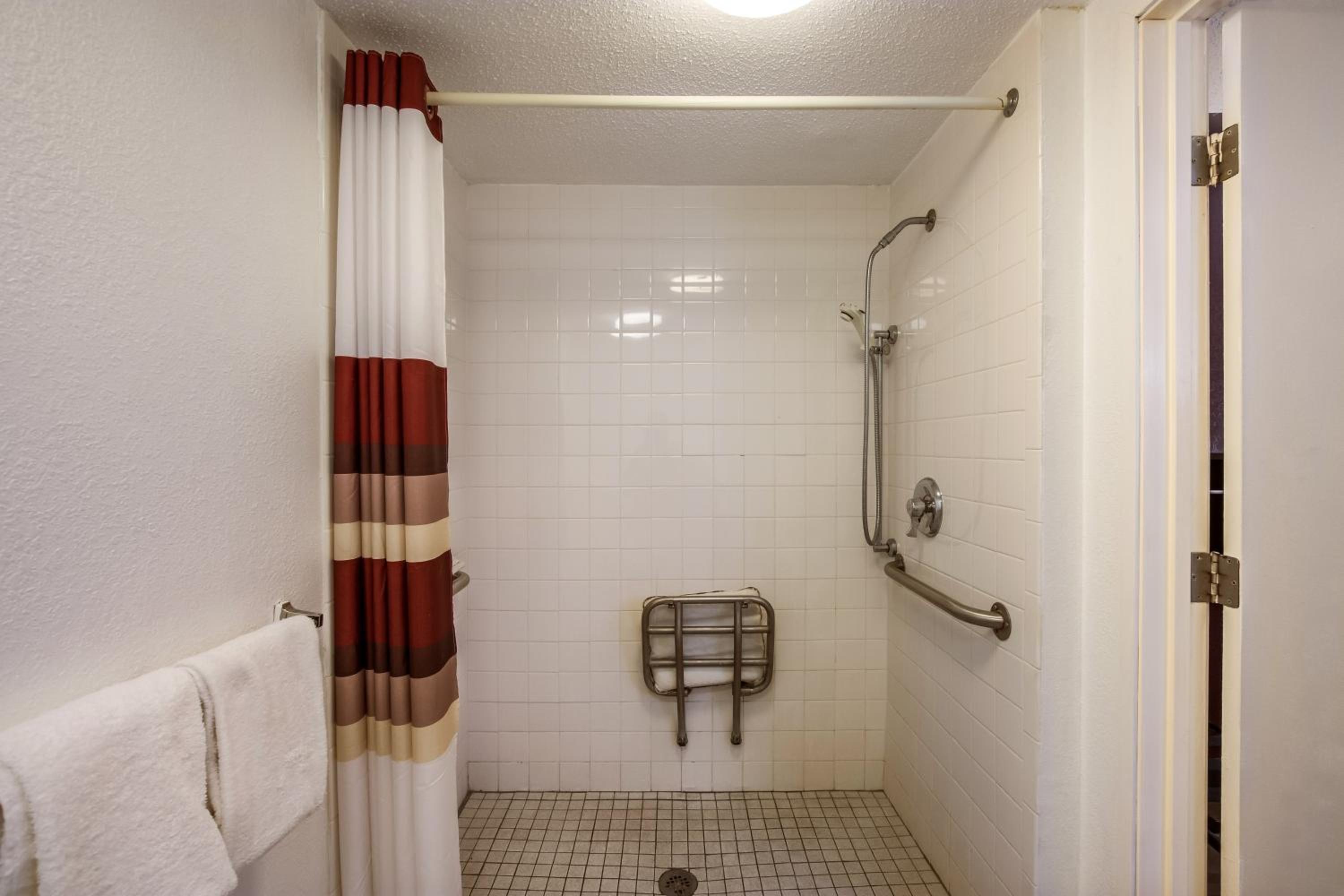 Deluxe King Room Disability Access Non-Smoking - Photo 4
