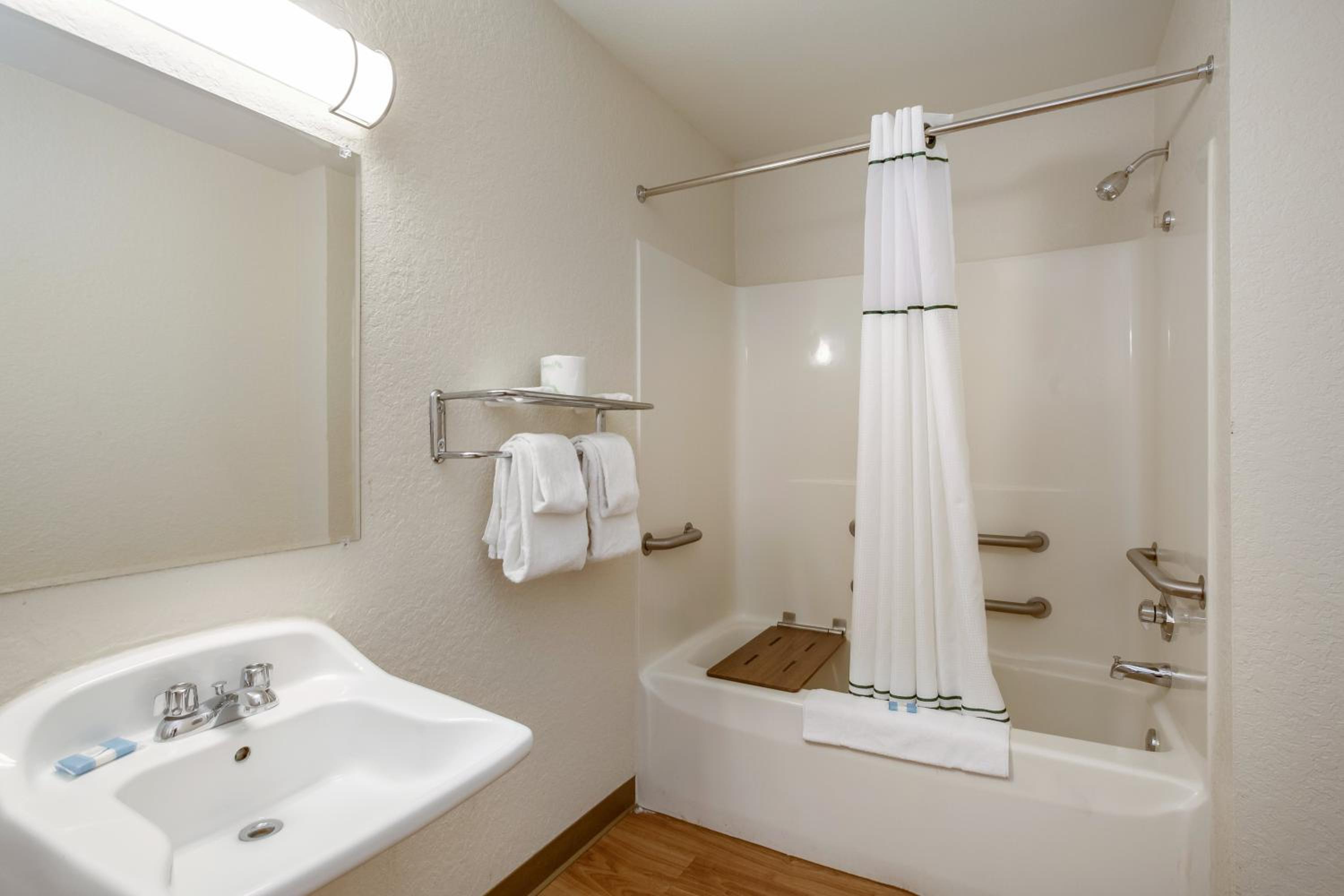  Studio Queen Room Disability Access Non-Smoking - Photo 2