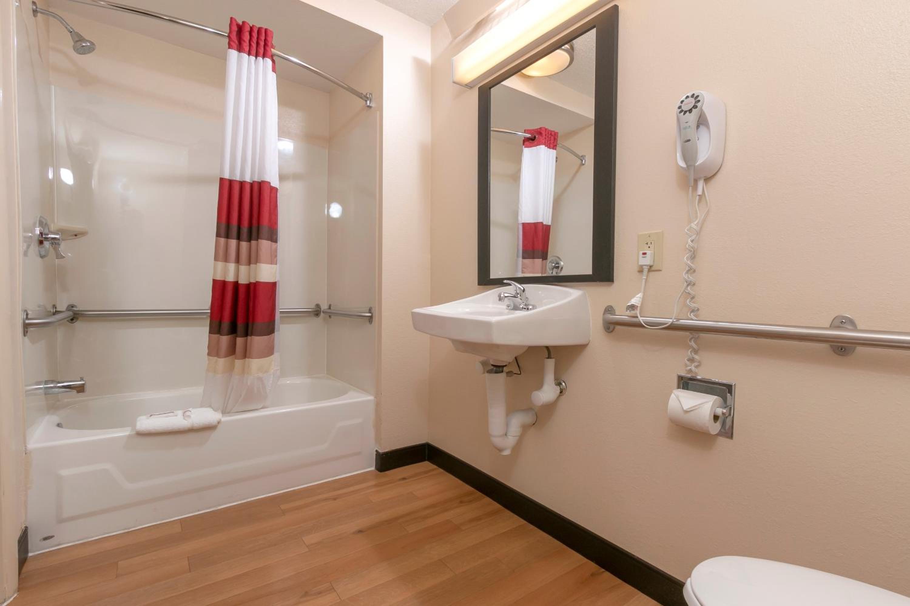 Superior King Room Disability Access Smoke Free - Photo 5