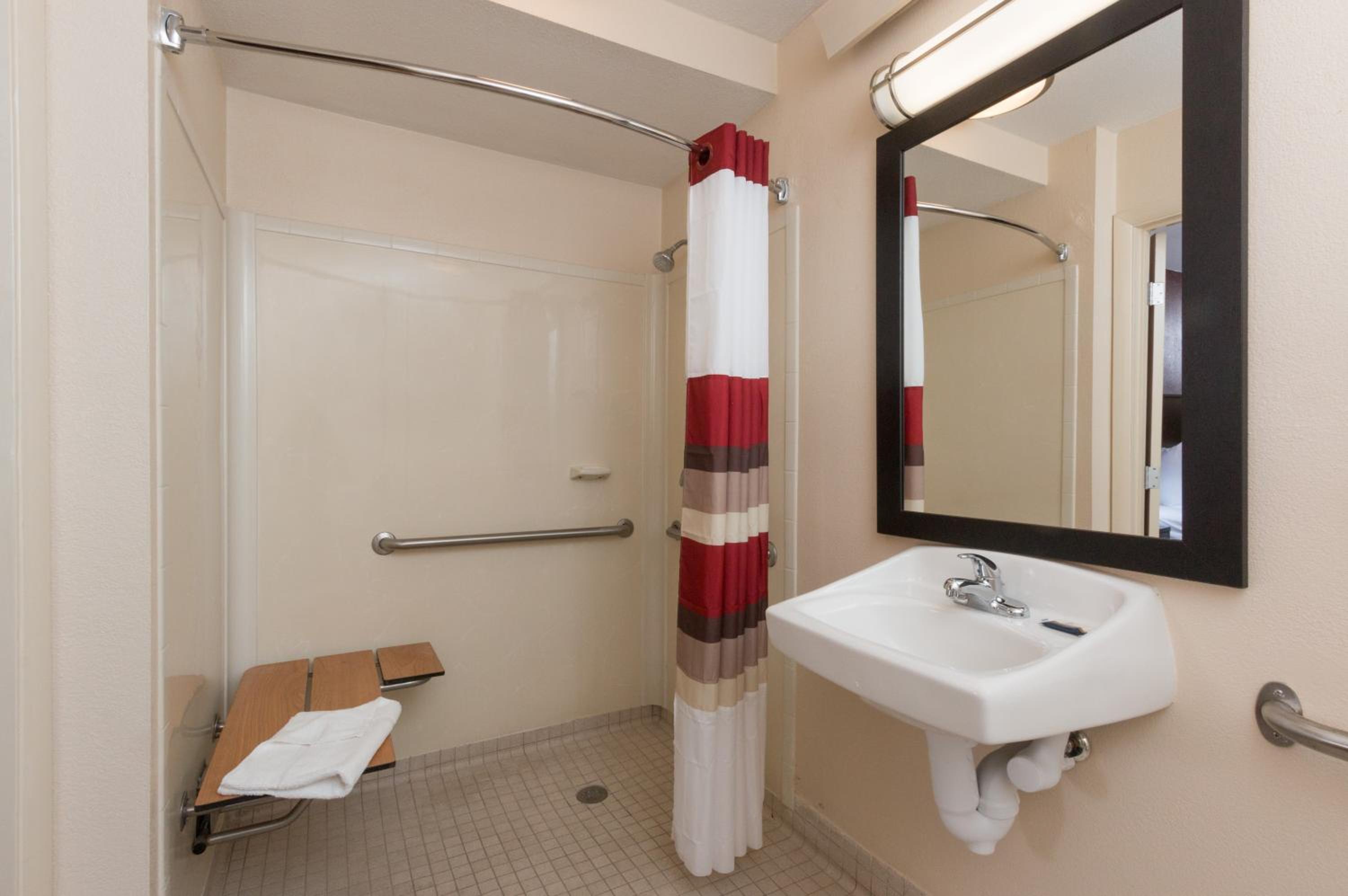 Superior King Room Disability Access Roll-In Shower Smoke Free - Photo 2