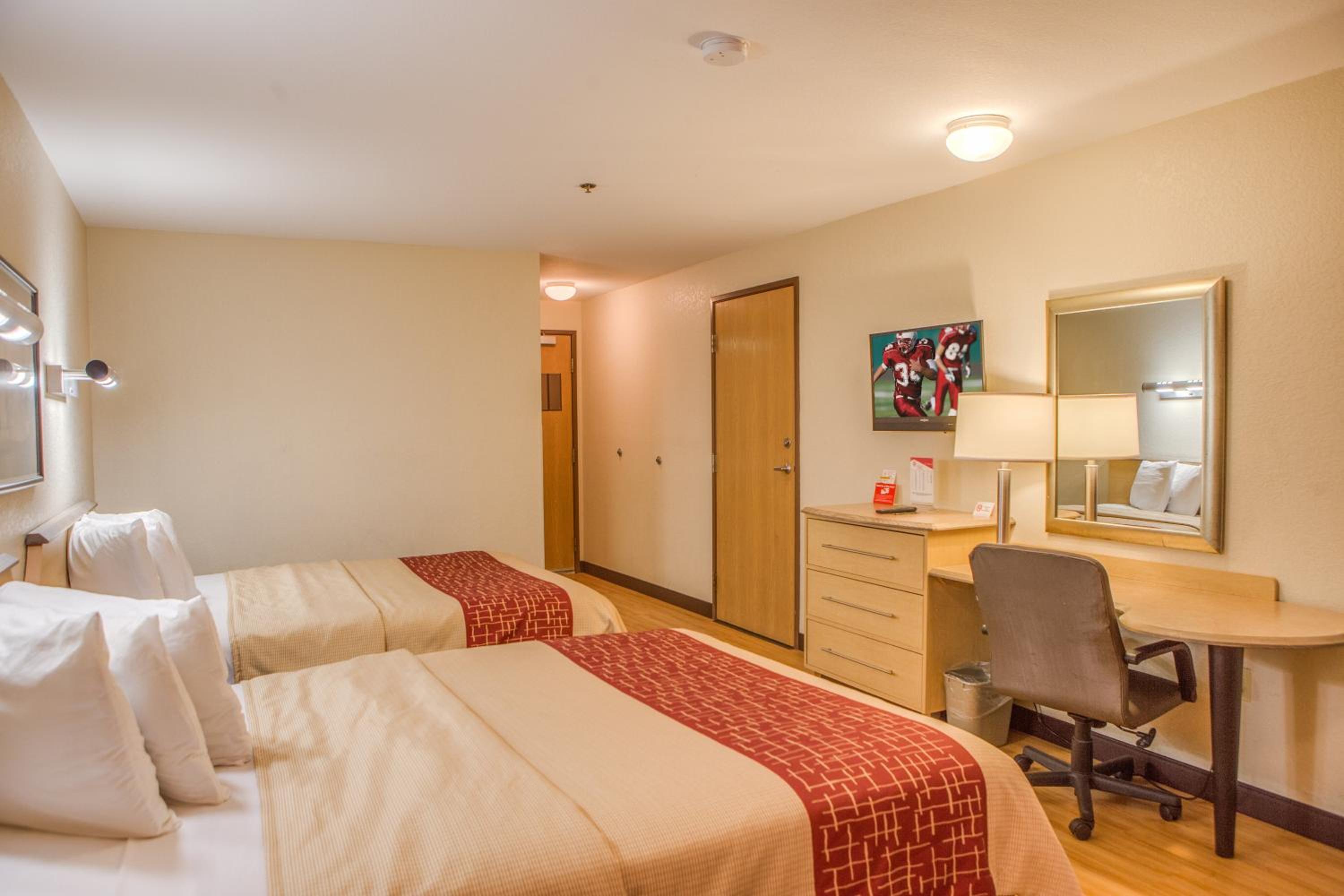 Standard Room With Two Queen Beds Non-Smoking - Photo 1