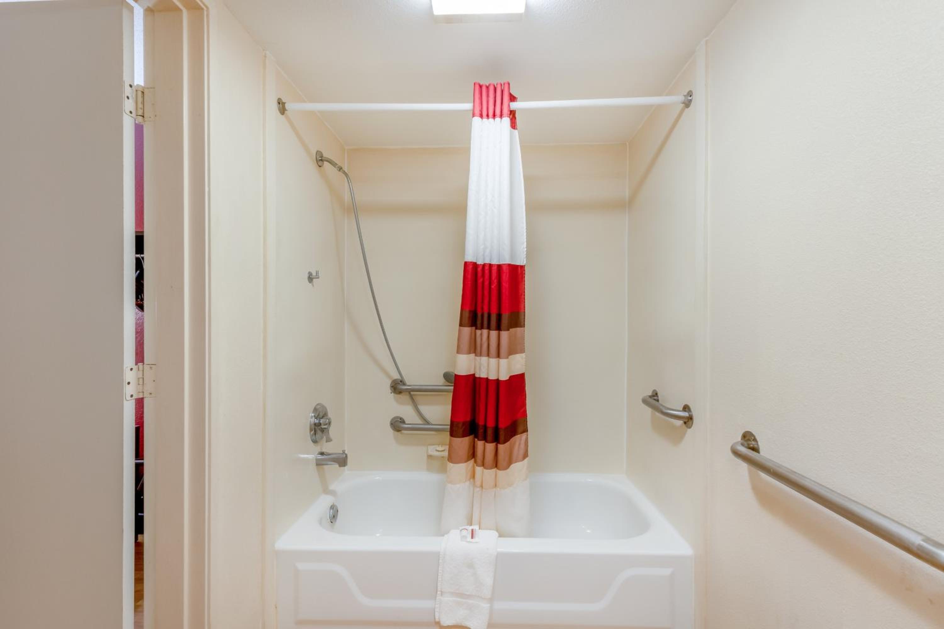 Standard Room with One Double Bed Disability Access Smoke Free - Photo 6