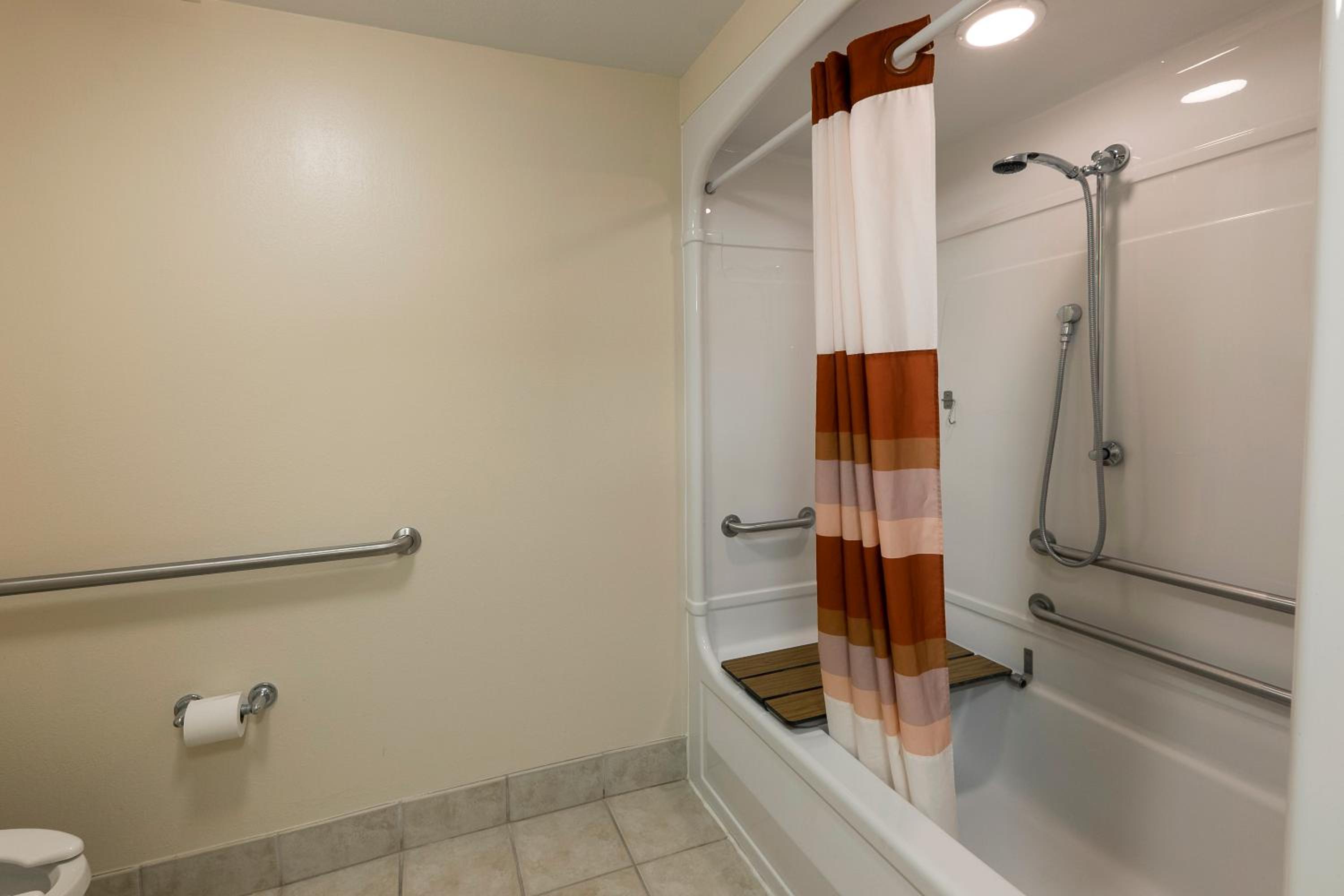 Premium King Room Disability Access Smoke Free (Upgraded Bedding and Snack Box) - Photo 3