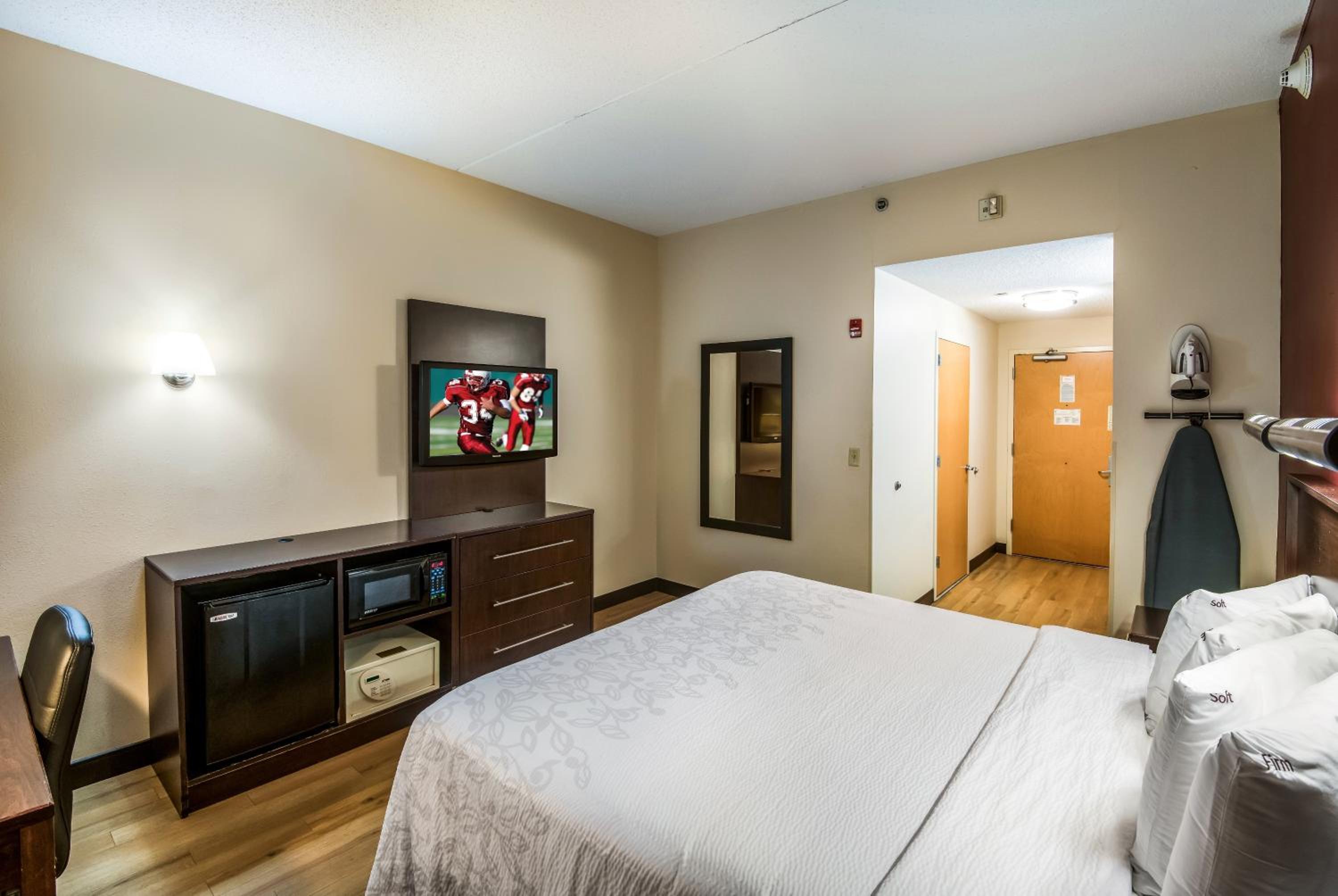 Premium King Room Disability Access Smoke Free (Upgraded Bedding and Snack Box) - Photo 2