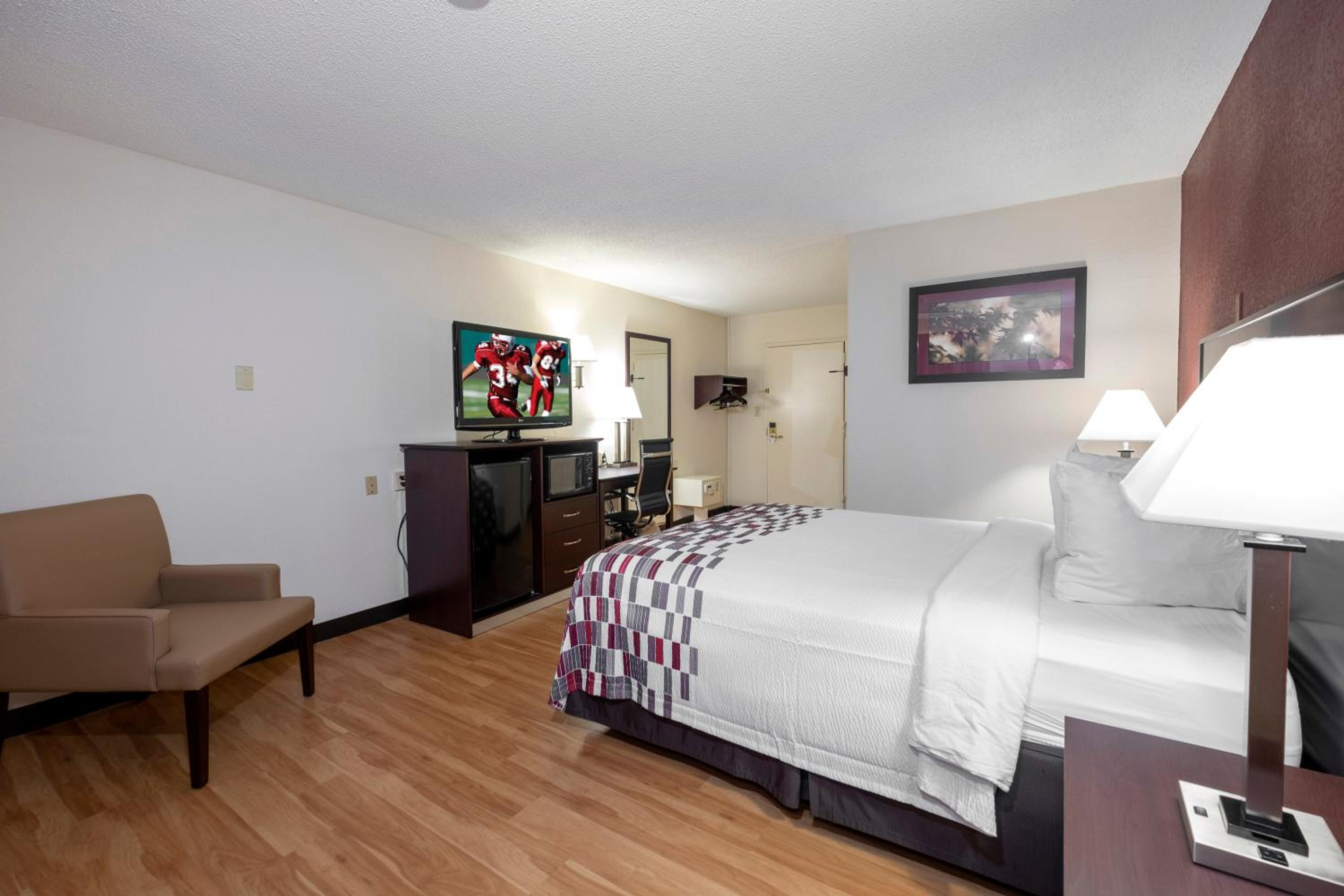 Deluxe Room with One Queen Bed Smoke Free photo 2
