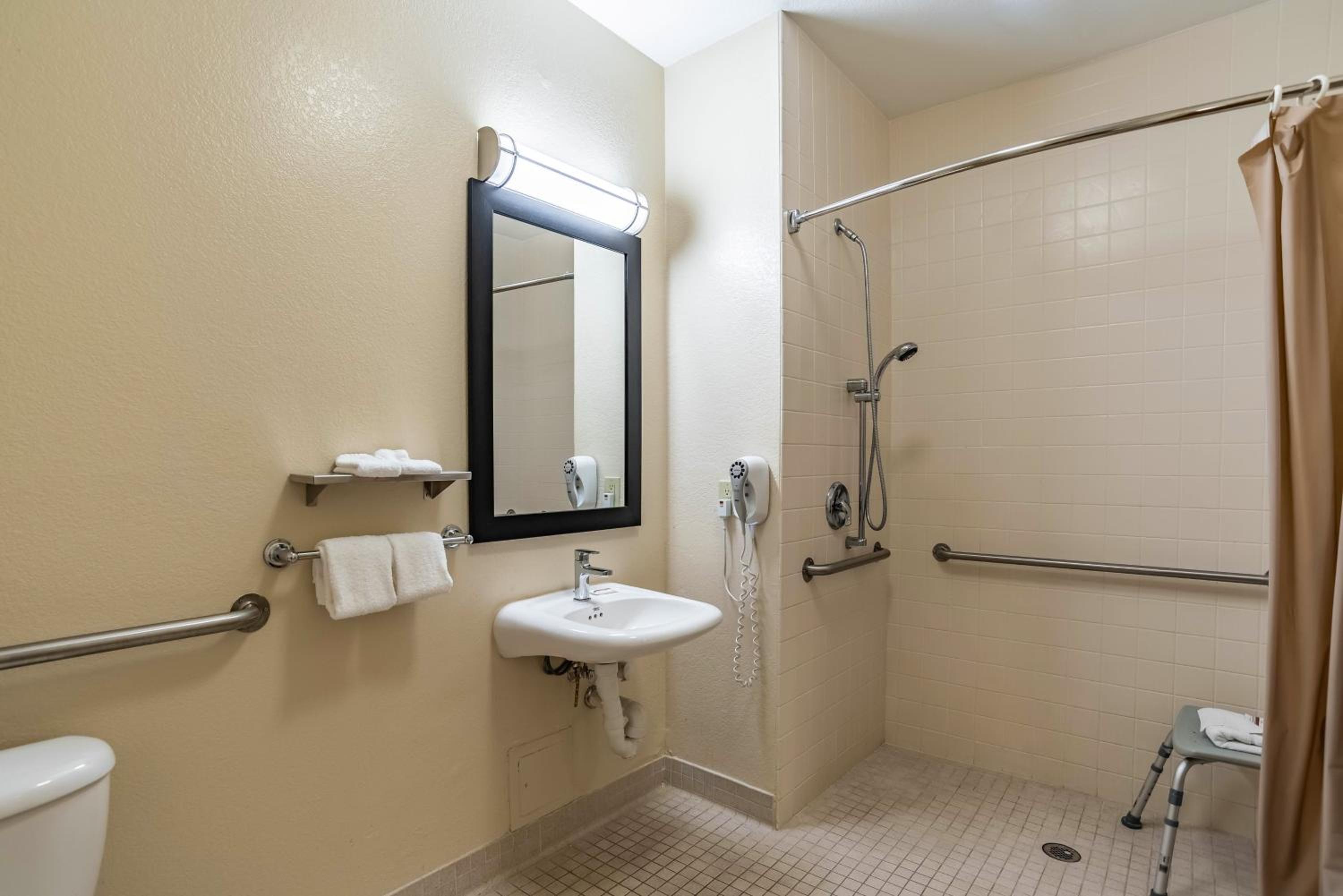 Superior King Room Disability Access Roll-ln Shower Smoke Free - Photo 4