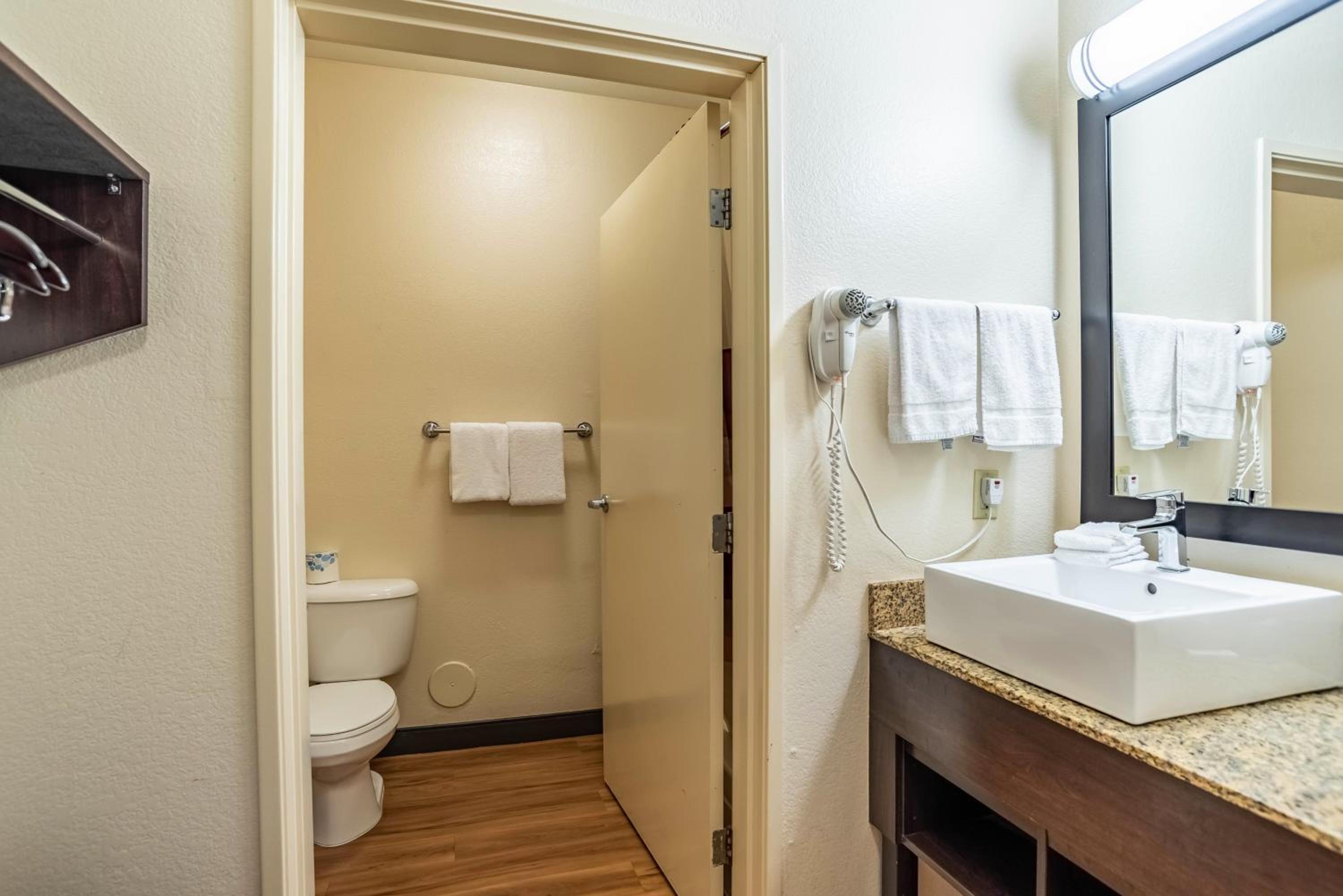 Deluxe Room with Two Double Beds Smoke Free - Photo 9